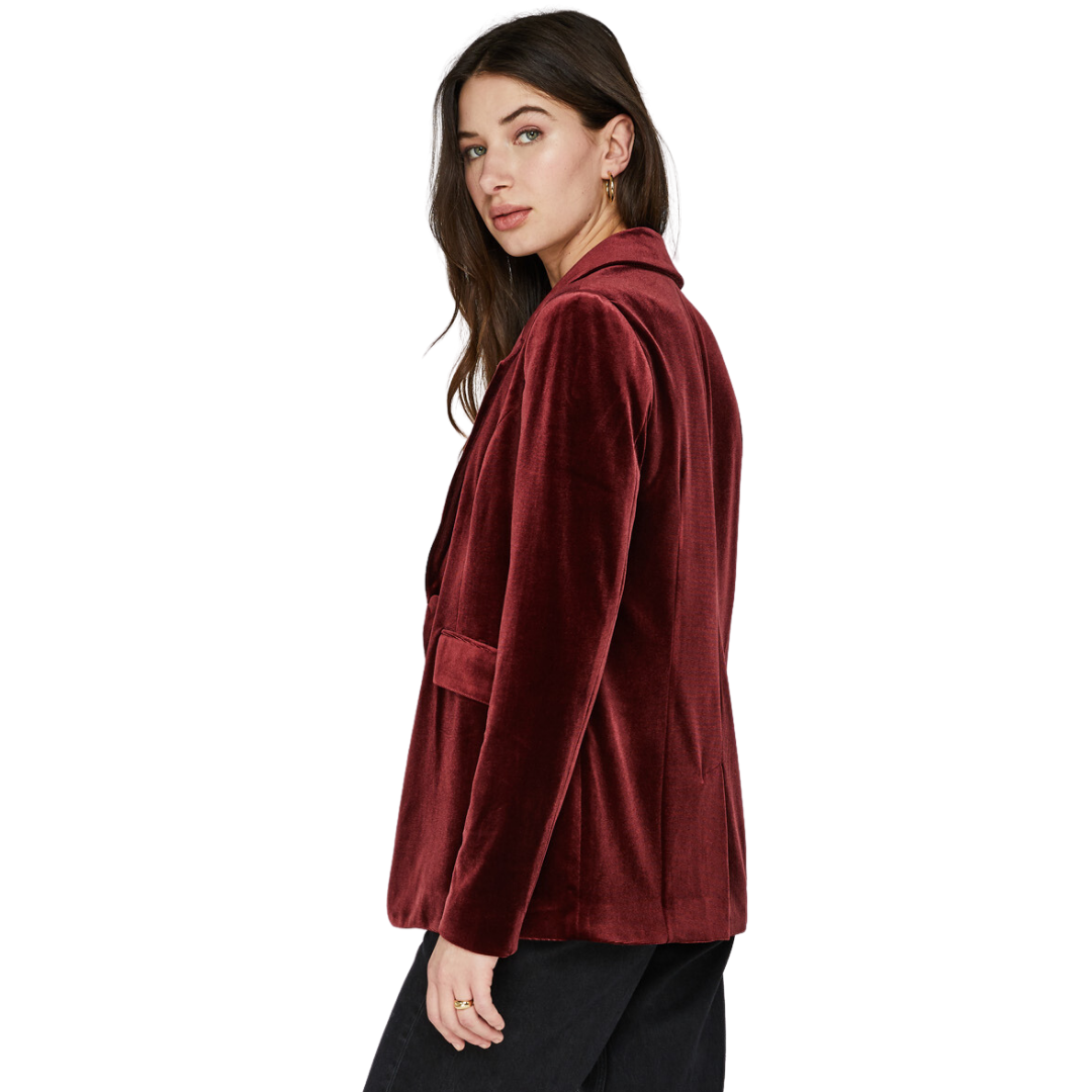 Pearls Boutique - Port Dover Ontario - Gentle Fawn - Candace Blazer. Colour Rum ( brick red) The Candace blazer is made of a luxe velvet that drapes beautifully when worn Features include welt pockets with a flap, and shoulder pads for a perfectly tailored feel. Complete the look with the Lopez pant. Button front, lapel collar