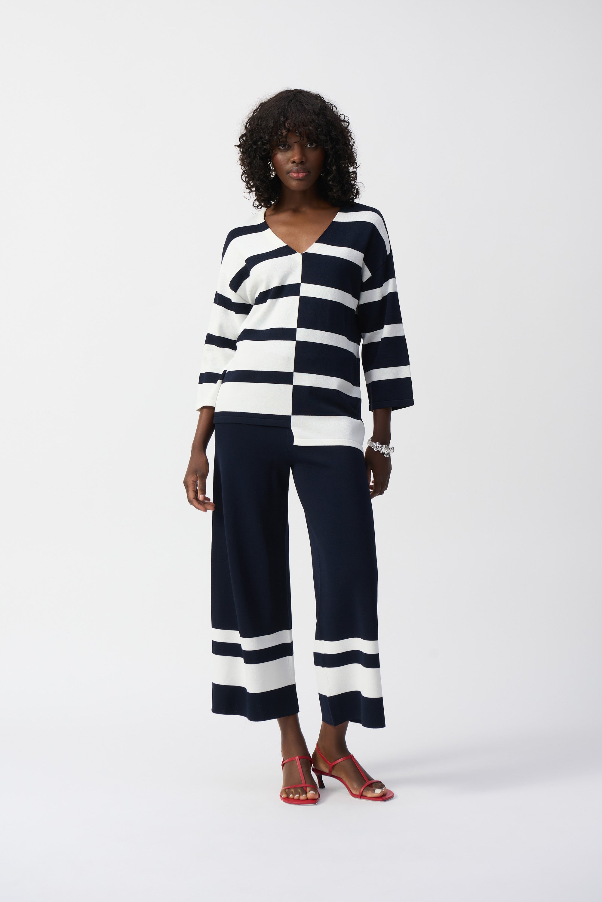 Pearls Boutique-Port Dover-On- Joseph Ribkoff Stripe Top 251914 from the Spring 2025 Collection, featuring a bold geometric stripe design, crafted from 65% Viscose Rayon and 35% Nylon. This Canadian-made top includes a flattering V-neckline, three-quarter sleeves, and versatile styling for both casual and formal occasions. Perfect blend of modern design and luxurious comfort.






