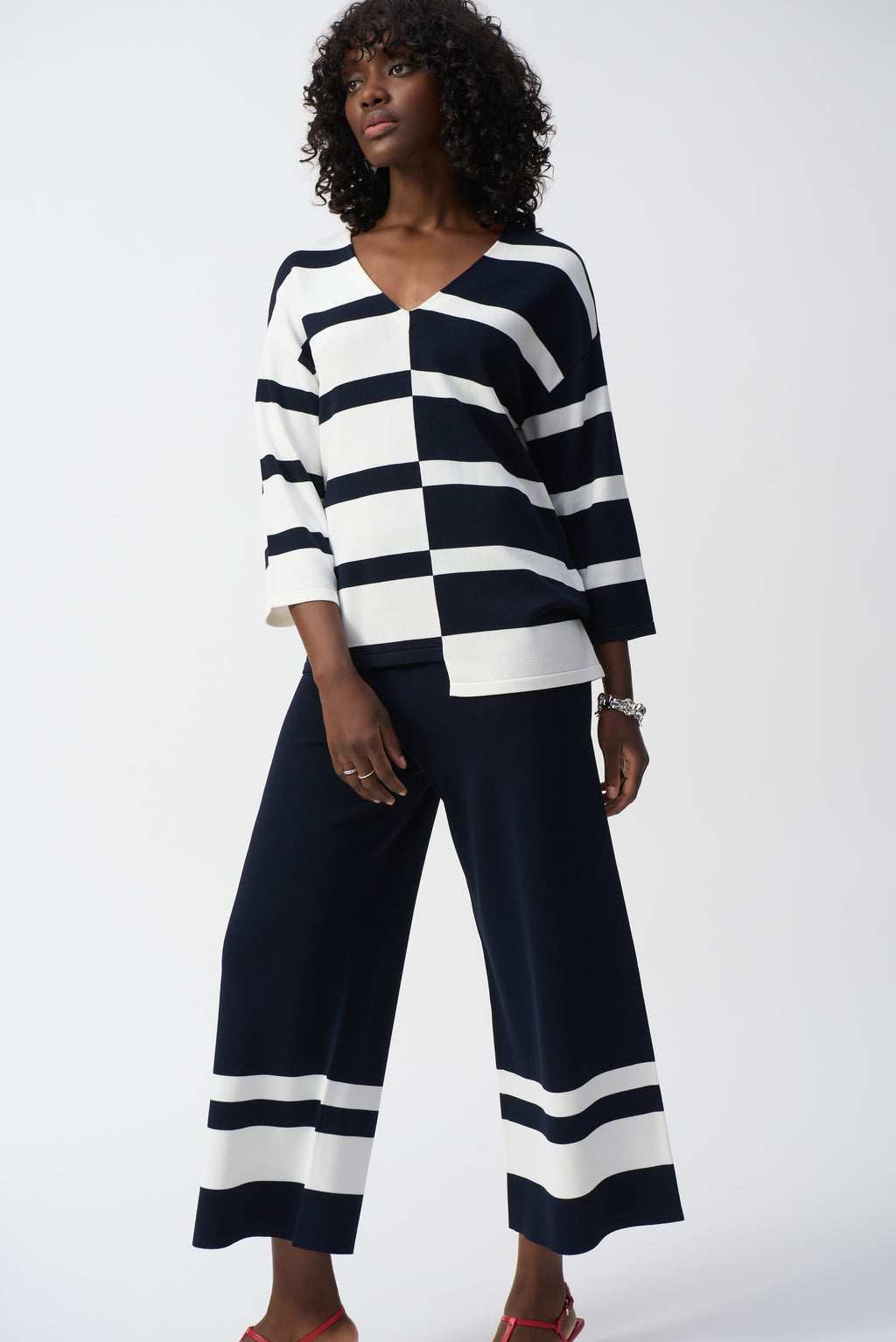 Pearls Boutique-Port Dover-On- Joseph Ribkoff Stripe Top 251914 from the Spring 2025 Collection, featuring a bold geometric stripe design, crafted from 65% Viscose Rayon and 35% Nylon. This Canadian-made top includes a flattering V-neckline, three-quarter sleeves, and versatile styling for both casual and formal occasions. Perfect blend of modern design and luxurious comfort.







