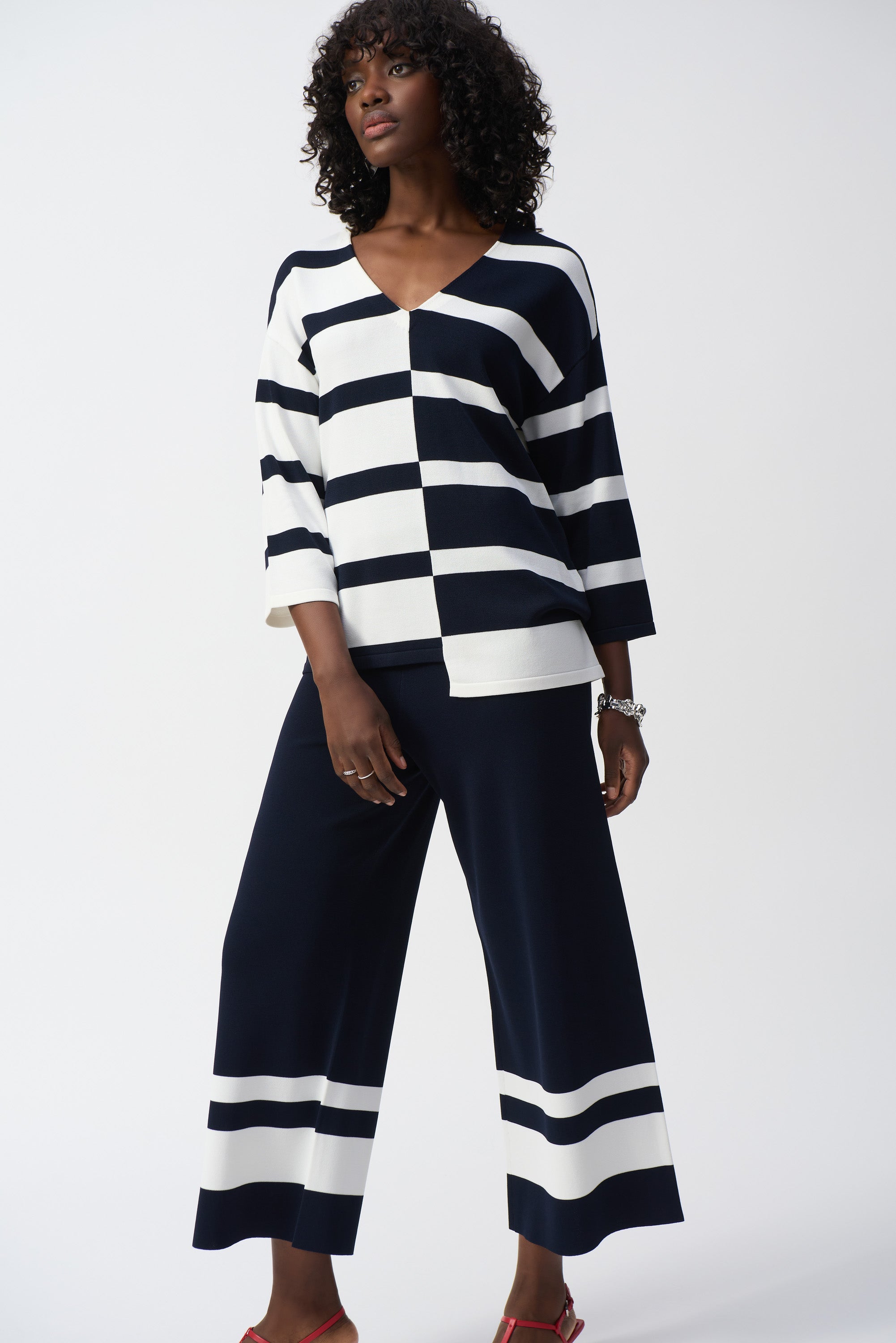 Pearls Boutique-Port Dover-On- Joseph Ribkoff Stripe Top 251914 from the Spring 2025 Collection, featuring a bold geometric stripe design, crafted from 65% Viscose Rayon and 35% Nylon. This Canadian-made top includes a flattering V-neckline, three-quarter sleeves, and versatile styling for both casual and formal occasions. Perfect blend of modern design and luxurious comfort.






