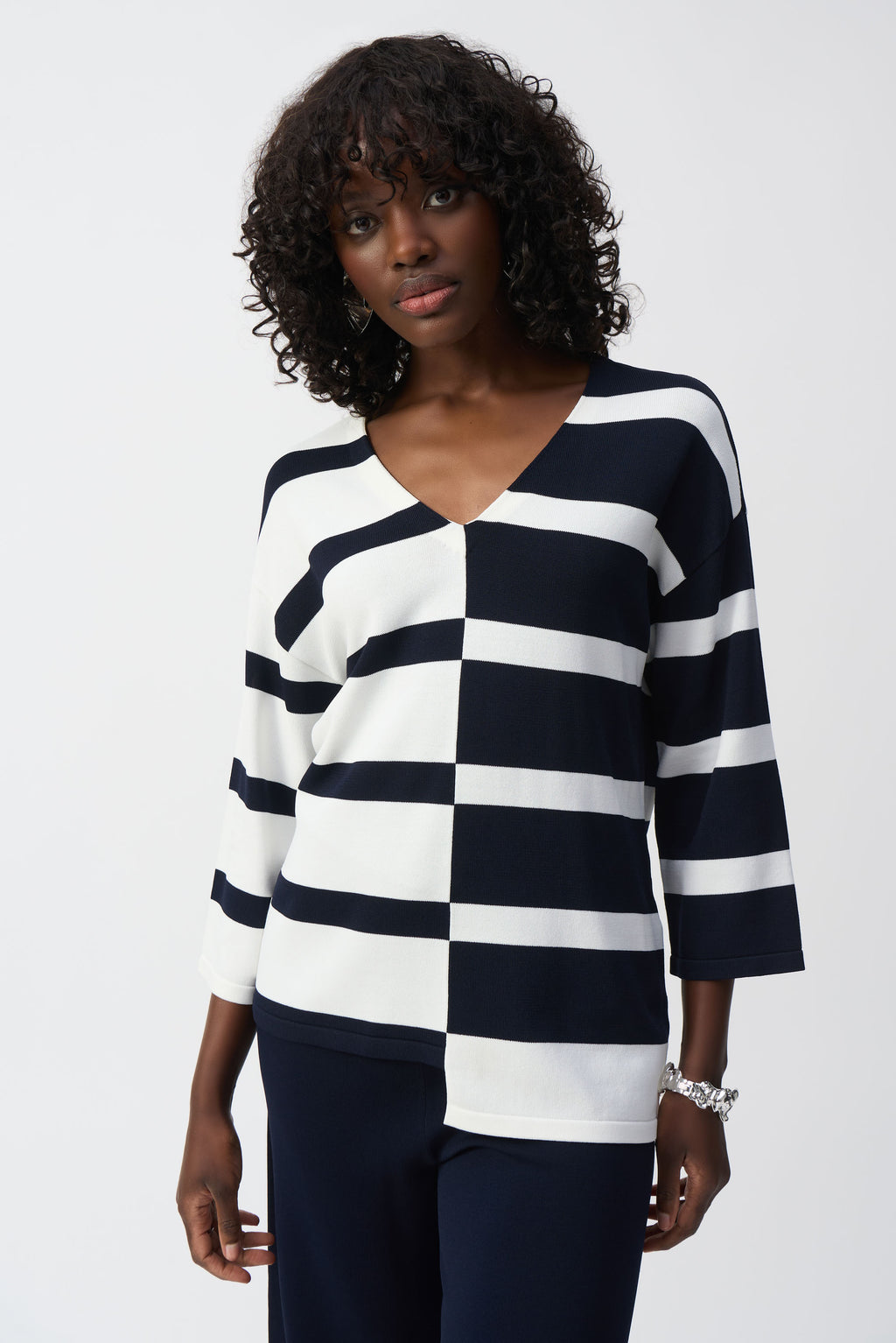 Pearls Boutique-Port Dover-On- Joseph Ribkoff Stripe Top 251914 from the Spring 2025 Collection, featuring a bold geometric stripe design, crafted from 65% Viscose Rayon and 35% Nylon. This Canadian-made top includes a flattering V-neckline, three-quarter sleeves, and versatile styling for both casual and formal occasions. Perfect blend of modern design and luxurious comfort.







