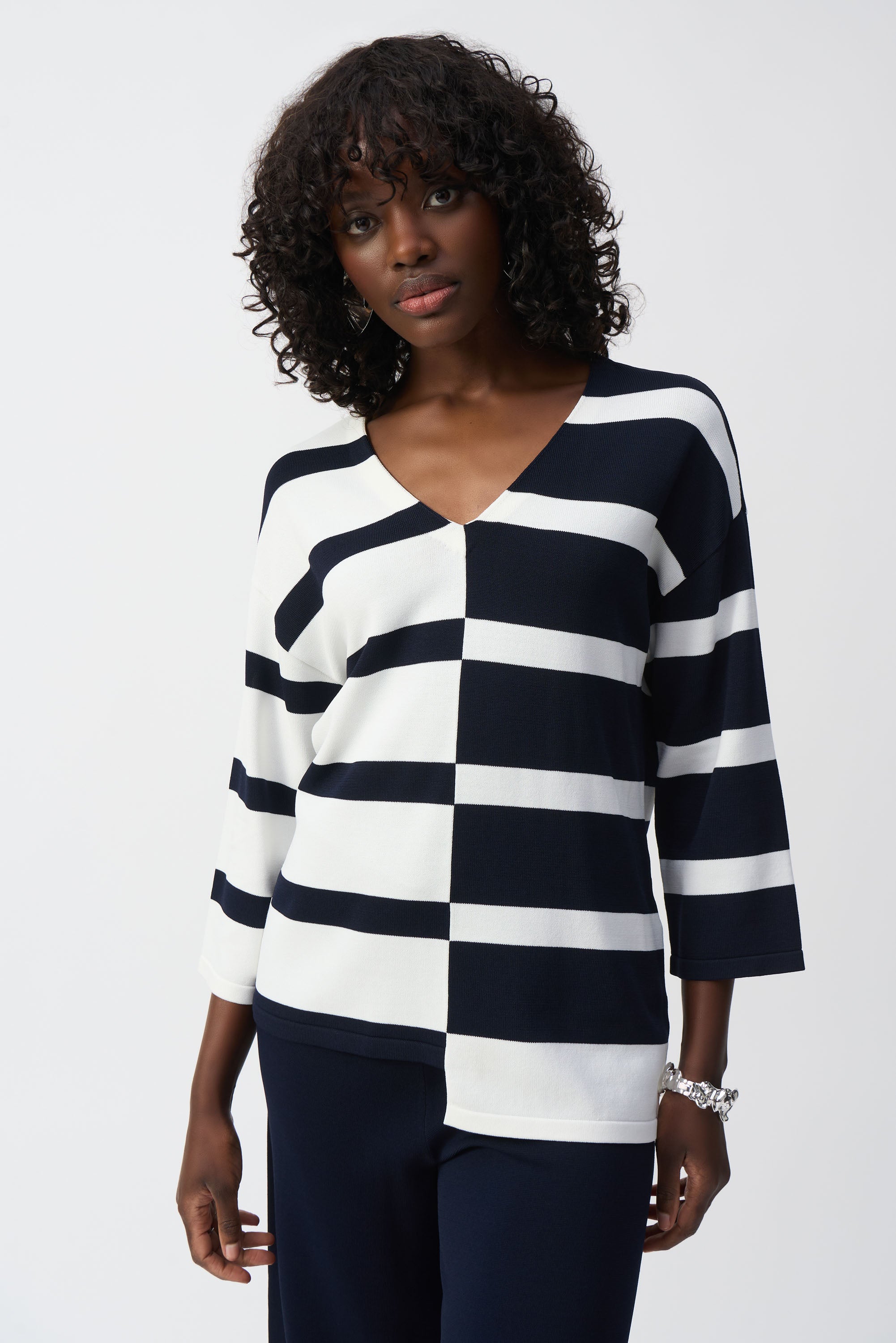Pearls Boutique-Port Dover-On- Joseph Ribkoff Stripe Top 251914 from the Spring 2025 Collection, featuring a bold geometric stripe design, crafted from 65% Viscose Rayon and 35% Nylon. This Canadian-made top includes a flattering V-neckline, three-quarter sleeves, and versatile styling for both casual and formal occasions. Perfect blend of modern design and luxurious comfort.







