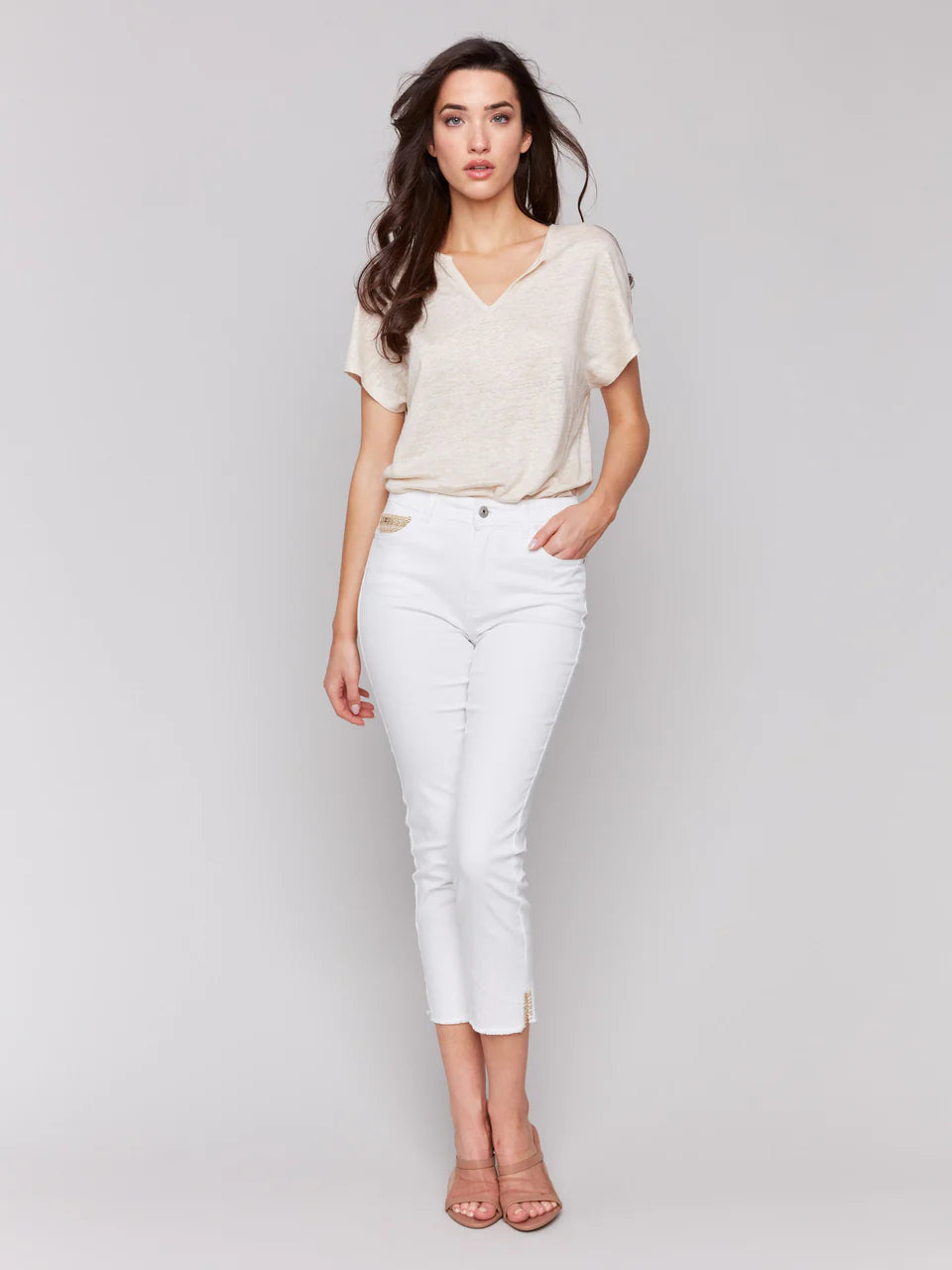 Pearls Boutique-Port Dover Ontario-Charlie B -Cropped Twill Jeans with Sequin Coin Pocket Detail - White-

White cropped twill jeans with a slim-leg fit

Soft stretch twill fabric for comfort and flexibility

Regular-rise waist for a flattering silhouette

Five-pocket design with a sequin coin pocket for a touch of glamour

 Sequin Side slit detail for added movement and style

Perfect for casual spring and summer outfits
5 pocket styling
fly front