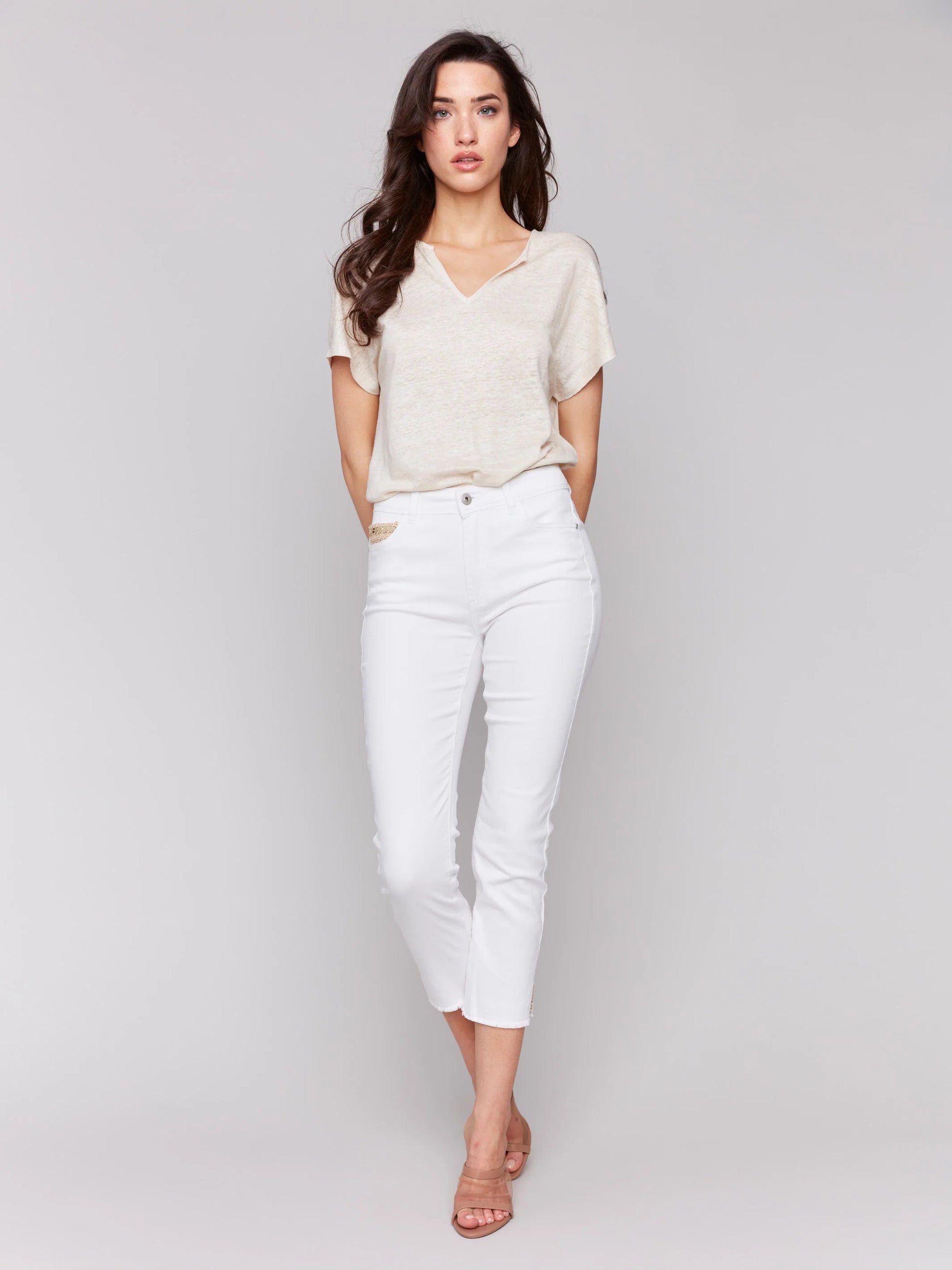 Pearls Boutique-Port Dover Ontario-Charlie B -Cropped Twill Jeans with Sequin Coin Pocket Detail - White-

White cropped twill jeans with a slim-leg fit

Soft stretch twill fabric for comfort and flexibility

Regular-rise waist for a flattering silhouette

Five-pocket design with a sequin coin pocket for a touch of glamour

 Sequin Side slit detail for added movement and style

Perfect for casual spring and summer outfits
5 pocket styling
fly front
