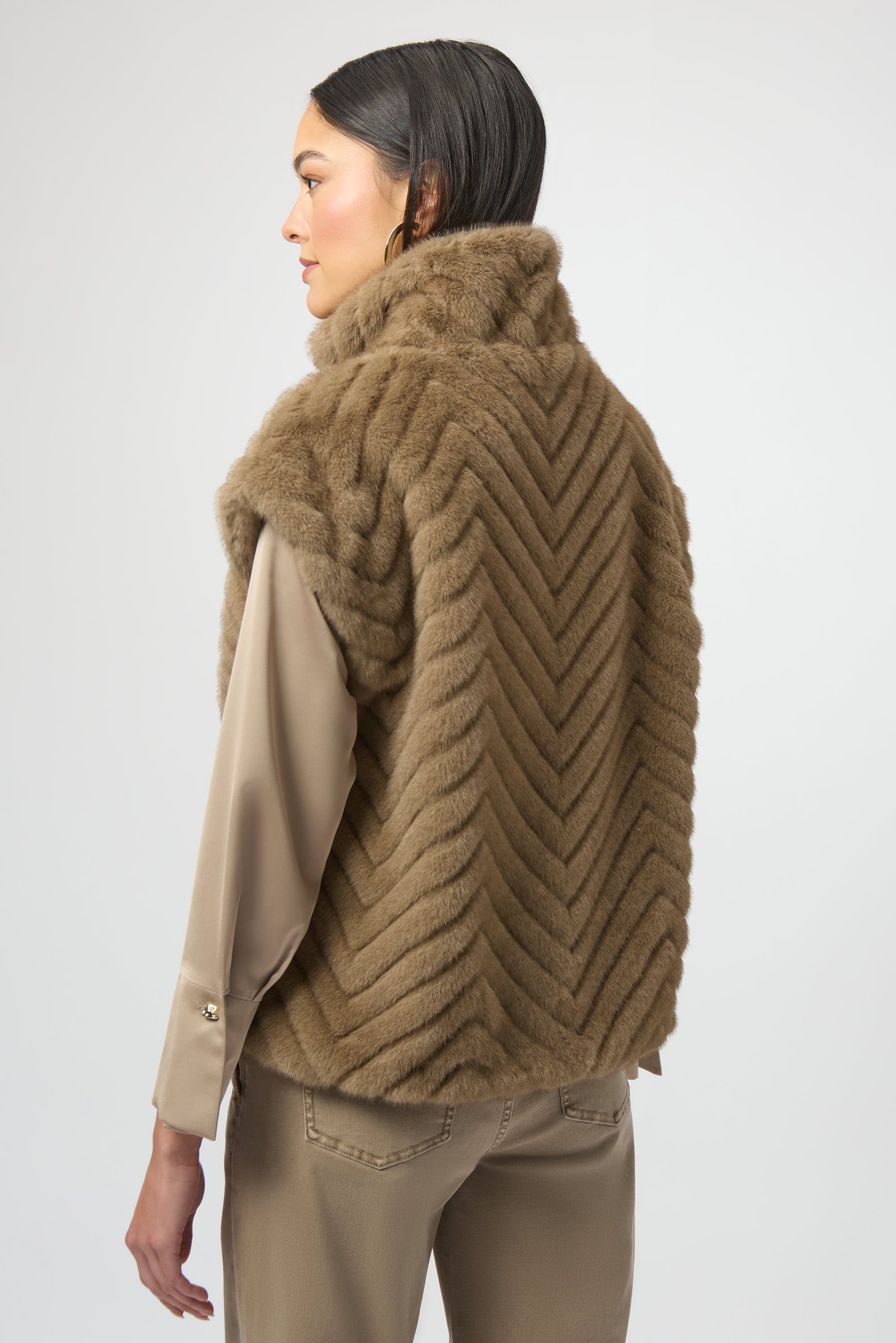 Pearls Boutique-Port Dover Ontario-Joseph Ribkoff |Chevron Faux Fur Mock Neck Vest- colour Mink

Stand out in style with this chic faux fur vest, featuring a striking chevron print for a bold yet sophisticated touch. Designed with a sleek zip-front closure, short capped sleeves, and a refined mock neck, it’s a statement piece that's sure to enhance any outfit.

100% Polyester
Faux fur
Chevron print
Mock collar
Short cap sleeves
Zip front closure
Zip pockets
Lined 