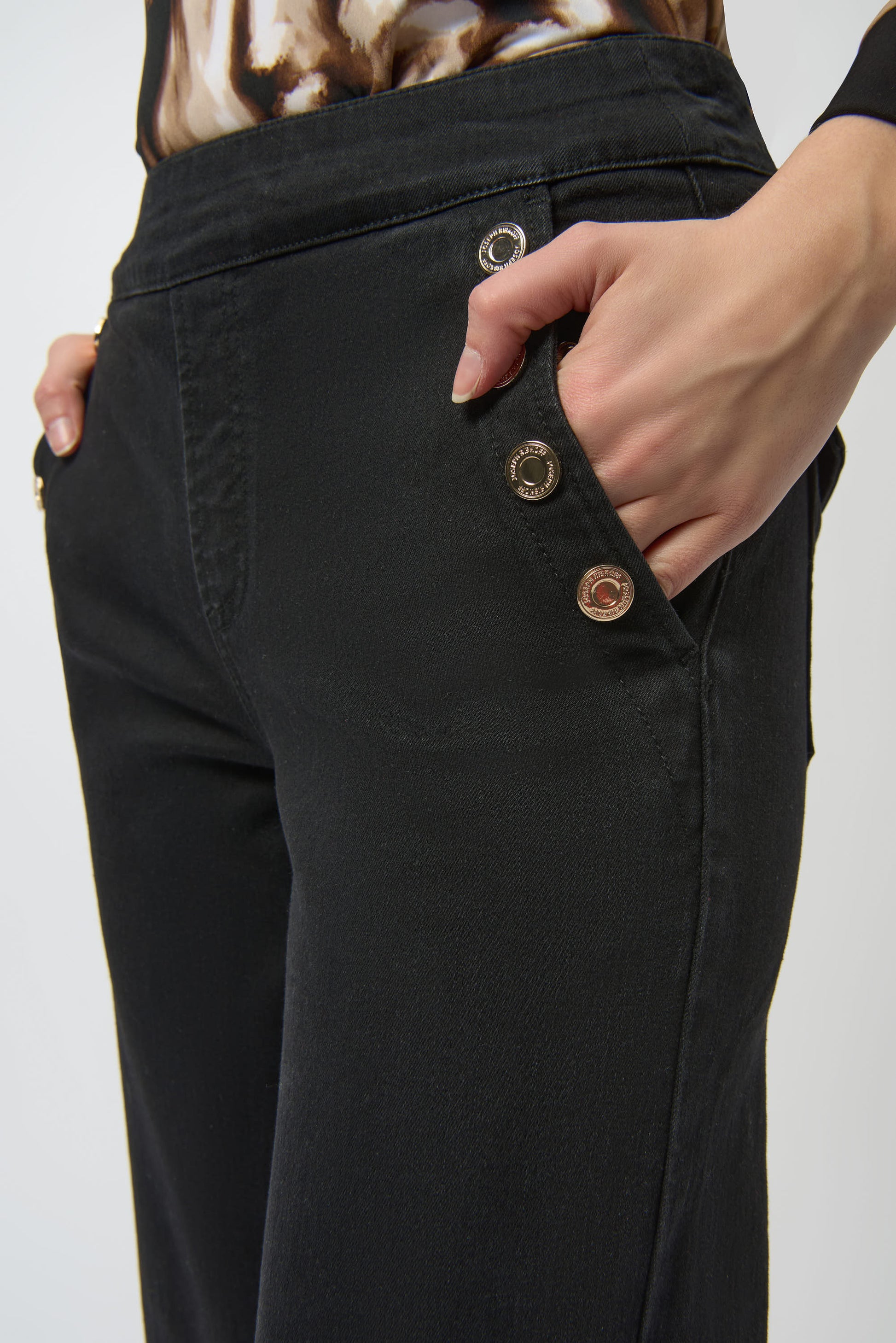 Pearls Boutique-Port Dover Ontario-Joseph RibkoggClassic wide leg Pull on Jeans-Black
– Pull-on waistband 
button accents at front pockets 
– Made with eco-conscious Repreve® stretch denim
– Soft, breathable woven fabric with gentle stretch
– Unlined for natural drape and movement


