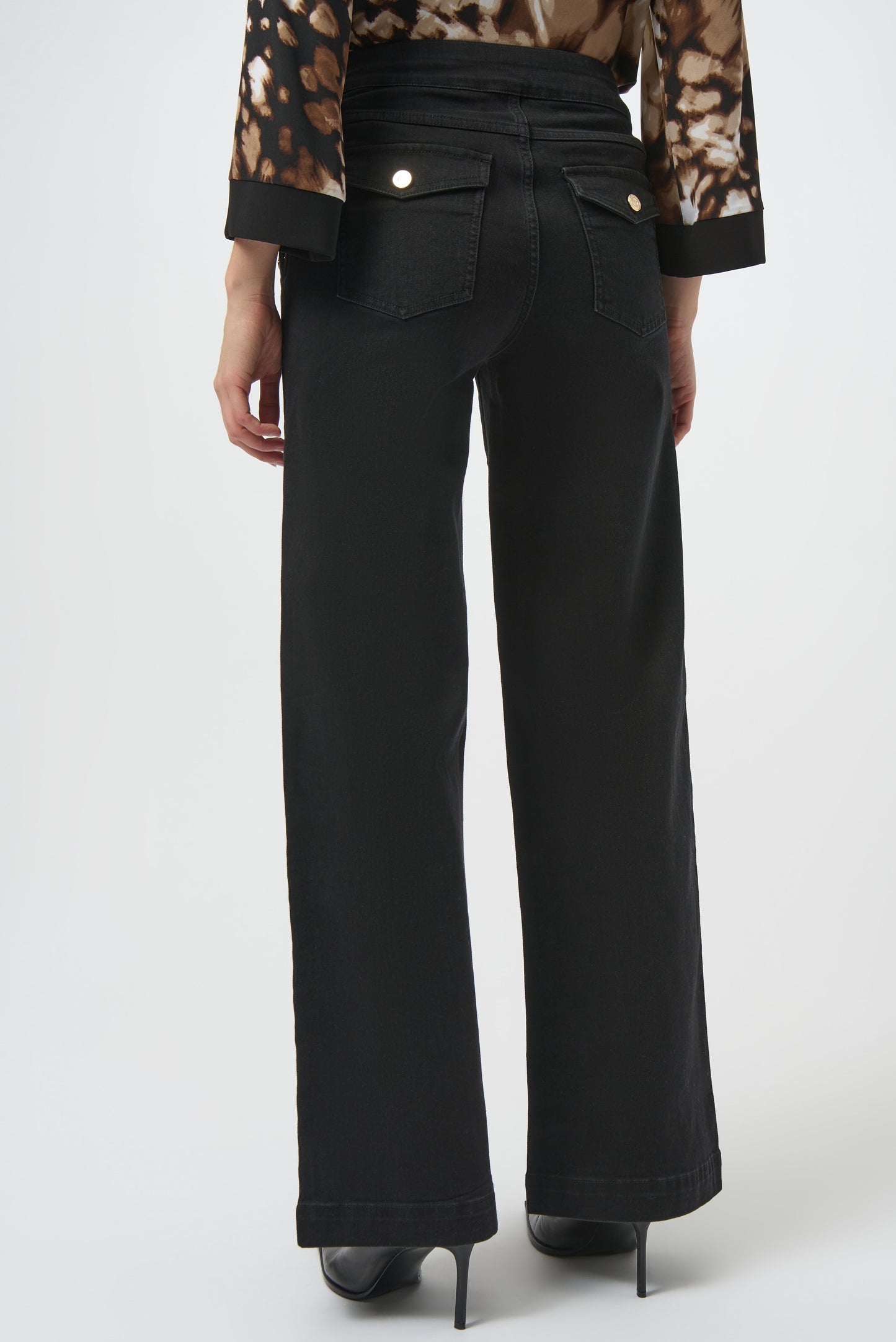 Pearls Boutique-Port Dover Ontario-Joseph RibkoggClassic wide leg Pull on Jeans-Black
– Pull-on waistband 
button accents at front pockets 
– Made with eco-conscious Repreve® stretch denim
– Soft, breathable woven fabric with gentle stretch
– Unlined for natural drape and movement


