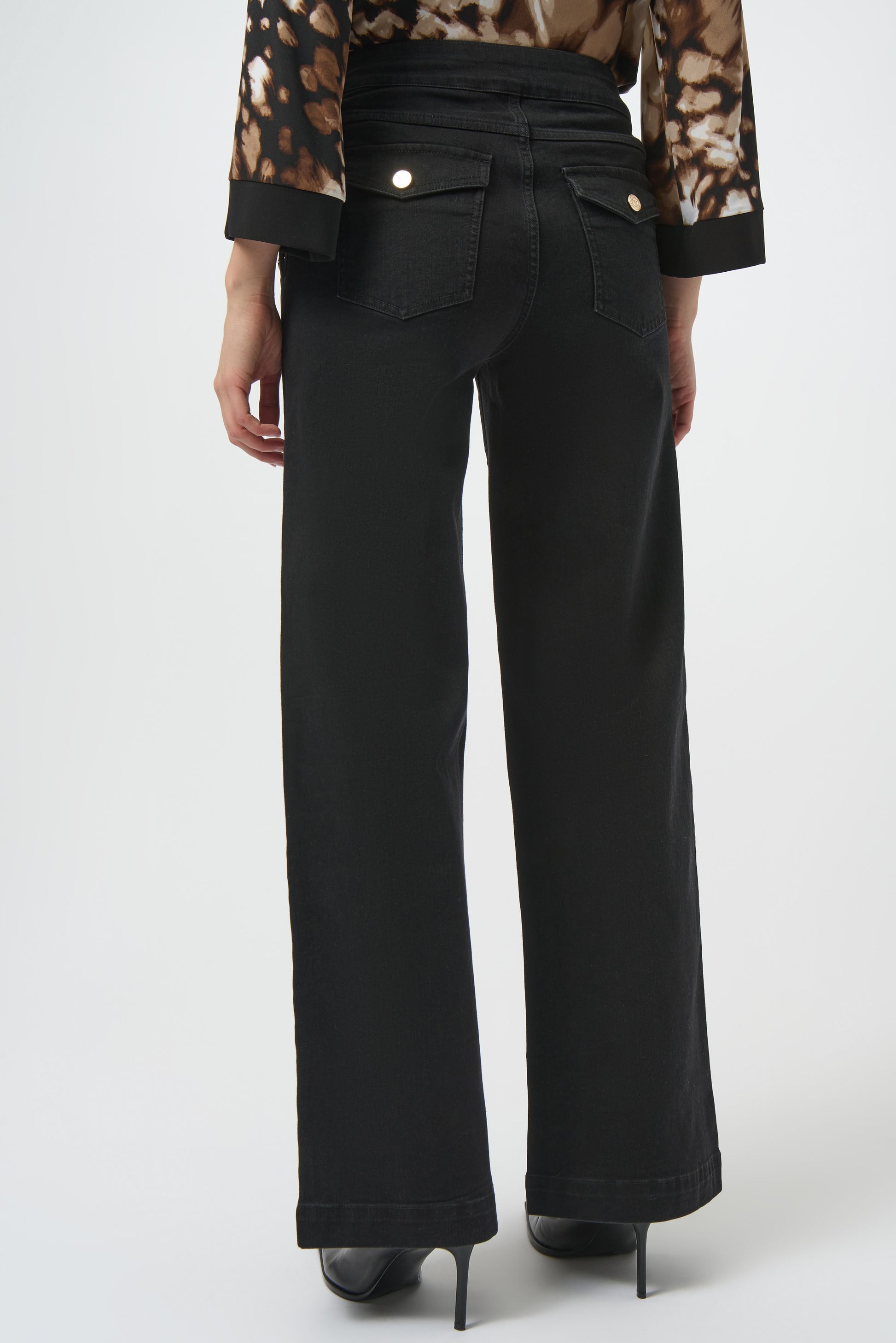 Pearls Boutique-Port Dover Ontario-Joseph RibkoggClassic wide leg Pull on Jeans-Black
– Pull-on waistband 
button accents at front pockets 
– Made with eco-conscious Repreve® stretch denim
– Soft, breathable woven fabric with gentle stretch
– Unlined for natural drape and movement


