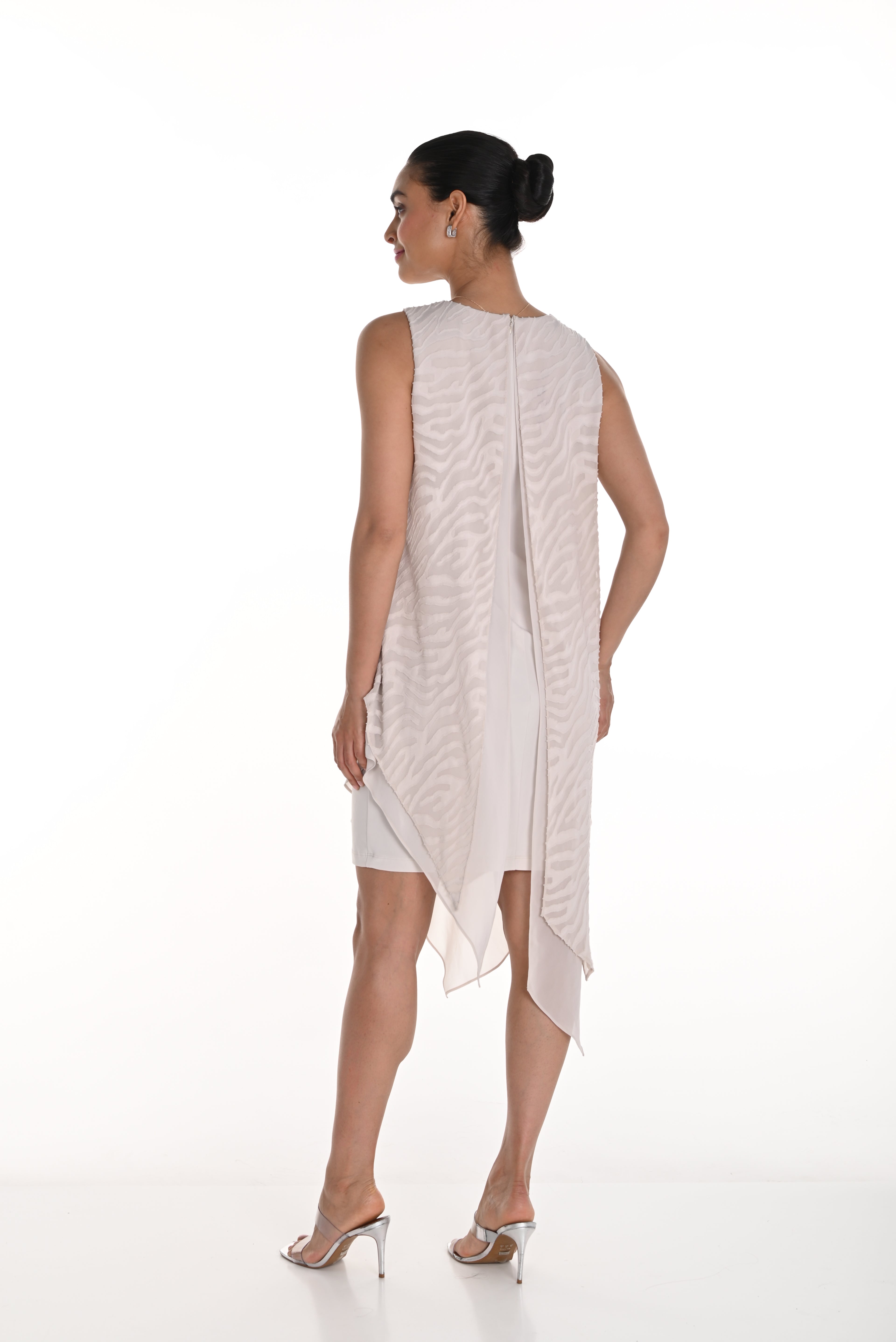 Pearls Boutique- Port Dover Ontario-Frank Lyman Monochrome Animal Print Dress

Sleeveless Design – Sleek, sleeveless style for a polished look.
Knee-Length Cut – Elegant, knee-length hem perfect for formal events.
Beige/sand coloured Monochrome Animal Print – Bold, refined pattern adds a modern twist to classic chic.
A-Line Fit – Flattering silhouette that skims over the figure.
Asymmetrical Hem 
Round Neckline  
100% Polyester  Lightweight and comfortable fabric 