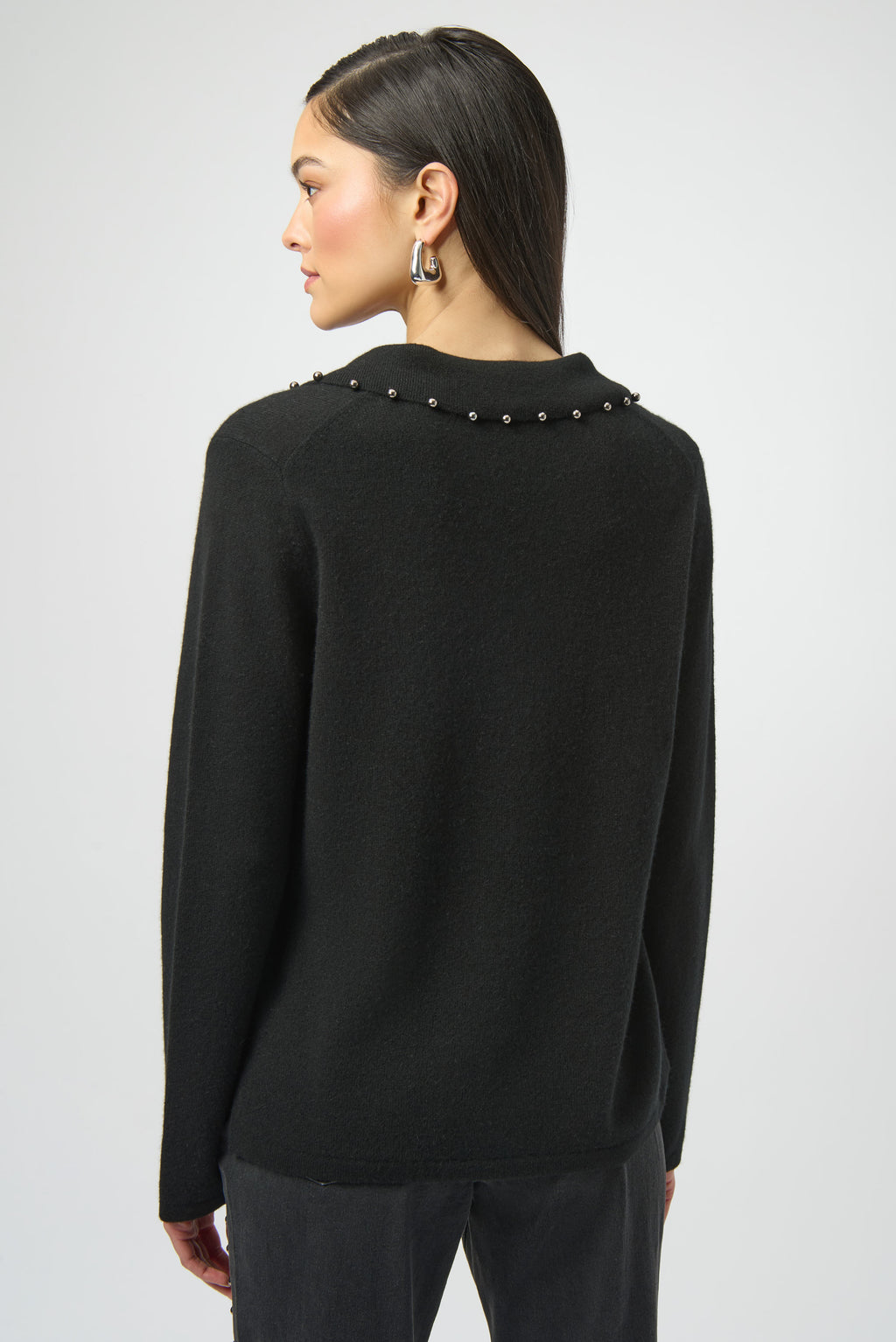 Pearls Boutique- Port Dover Ontario-Joseph Ribkoff | Cashmere Long Sleeve Sweater-Black
– 100% pure cashmere for featherlight warmth
– Polo-inspired design with Peter Pan collar
– Soft V-shaped neckline for feminine balance
– Long, straight sleeves for clean lines
– Pullover style with minimal detailing

FABRIC &amp; FIT
Made from ultra-soft cashmere, this sweater delivers a refined feel. The fit is relaxed but not oversized, designed to layer with ease while maintaining a sleek profile