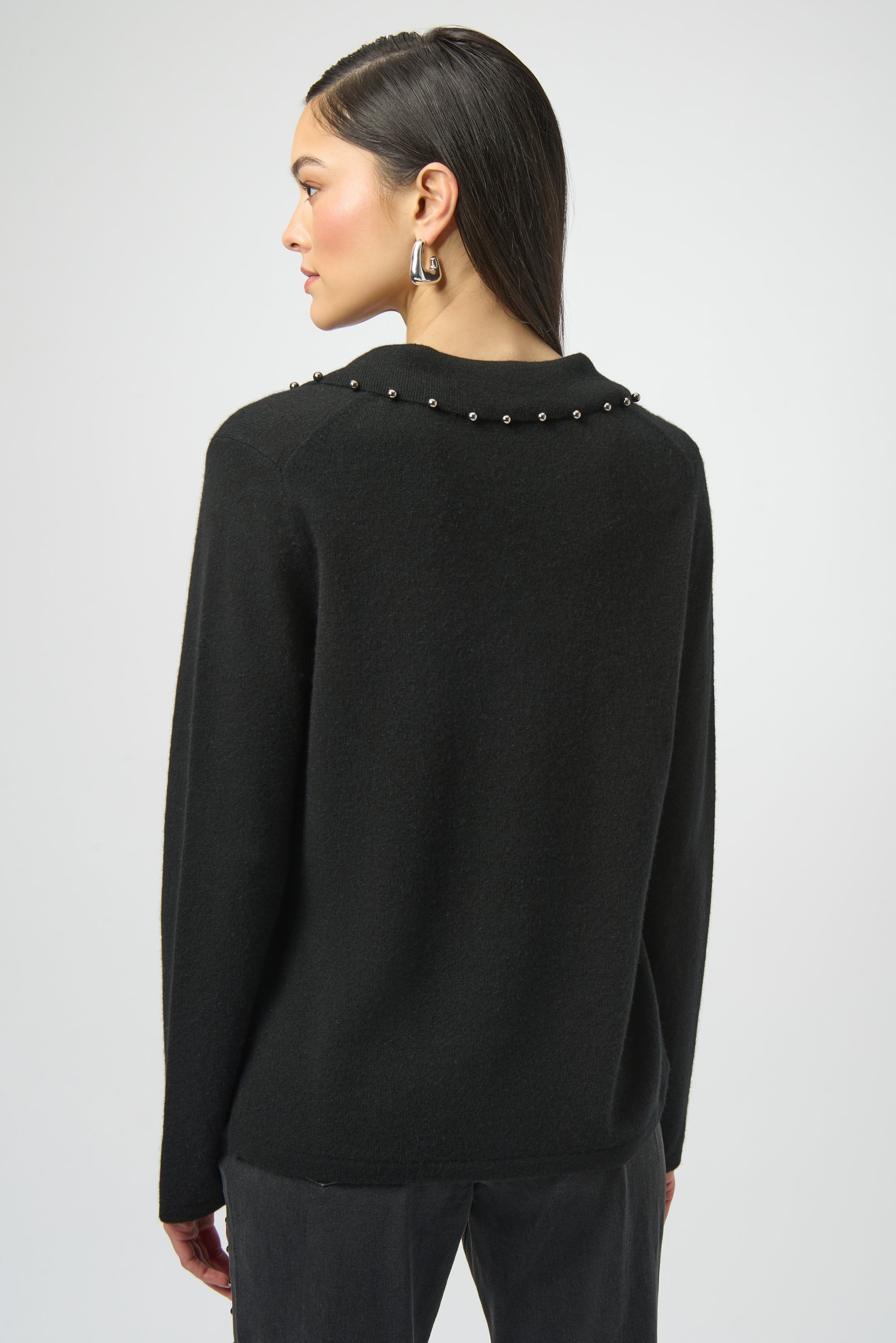 Pearls Boutique- Port Dover Ontario-Joseph Ribkoff | Cashmere Long Sleeve Sweater-Black
– 100% pure cashmere for featherlight warmth
– Polo-inspired design with Peter Pan collar
– Soft V-shaped neckline for feminine balance
– Long, straight sleeves for clean lines
– Pullover style with minimal detailing

FABRIC &amp; FIT
Made from ultra-soft cashmere, this sweater delivers a refined feel. The fit is relaxed but not oversized, designed to layer with ease while maintaining a sleek profile