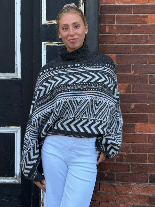 Pearls Boutique- Port Dover Ontario- Charlie B-Turtleneck Poncho-Colour Grey/white aztec print

Super soft eyelash yarn
Cropped design
Chic abstract chevron print
Cozy turtleneck
Button detail on sleeves
Versatile grey/white color scheme
Stylish and warm—perfect for any wardrobe