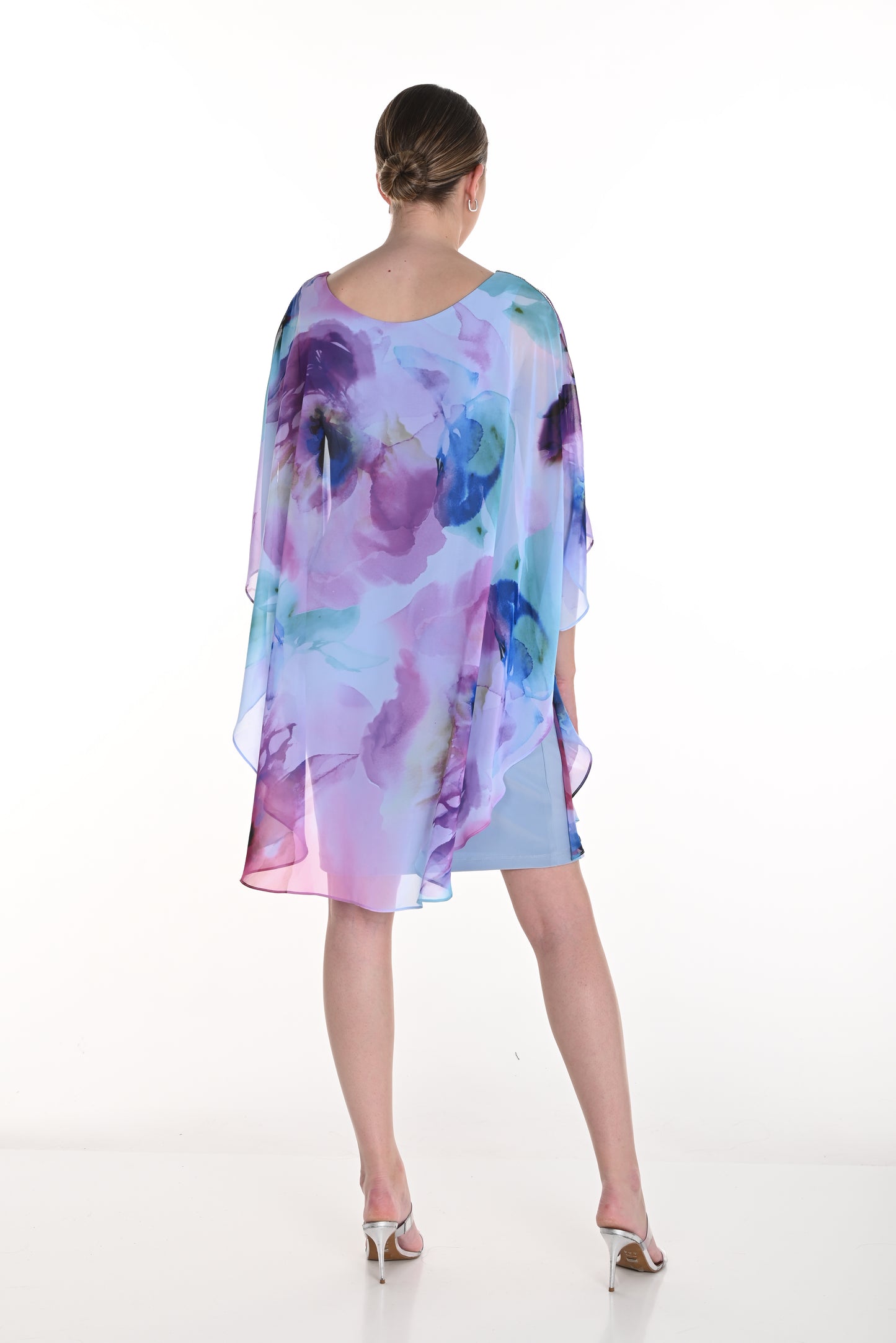 Pearls Boutique - Port Dover Ontario-Frank Lyman Watercolor Dream Dress(Style 258191) – Spring 2025

 – Stunning aqua and purple print for an ethereal, eye-catching look
Chiffon Overlay – Flowy and elegant with a light, airy feel
Peekaboo Sleeve Detail – Adds a touch of sophistication and modern flair
 – Crafted from 100% polyester for all-day wear
– Perfect for brunch, cocktail parties, and special occasions
Proudly Made in Canada – High-quality craftsmanship 