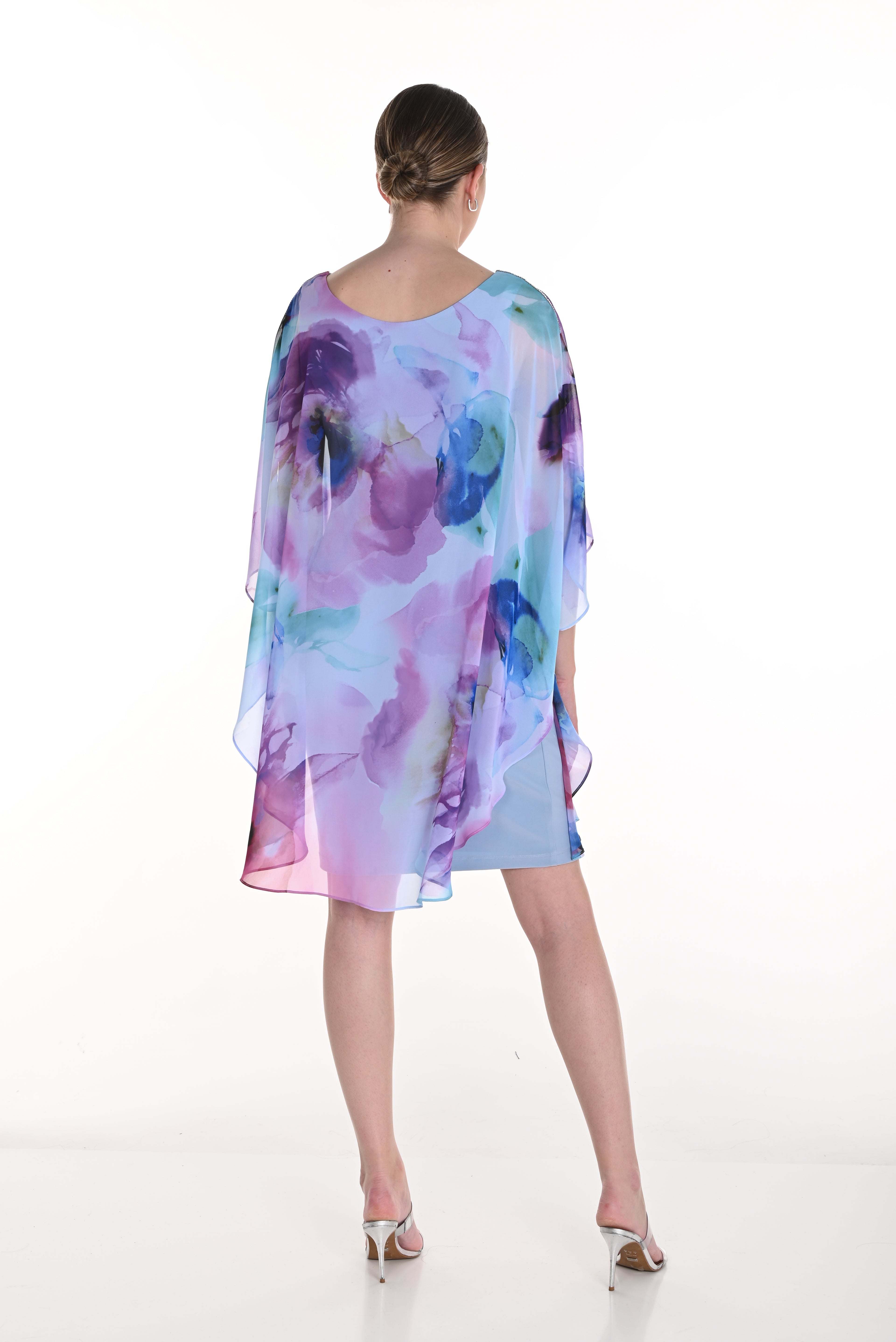 Pearls Boutique - Port Dover Ontario-Frank Lyman Watercolor Dream Dress(Style 258191) – Spring 2025

 – Stunning aqua and purple print for an ethereal, eye-catching look
Chiffon Overlay – Flowy and elegant with a light, airy feel
Peekaboo Sleeve Detail – Adds a touch of sophistication and modern flair
 – Crafted from 100% polyester for all-day wear
– Perfect for brunch, cocktail parties, and special occasions
Proudly Made in Canada – High-quality craftsmanship 