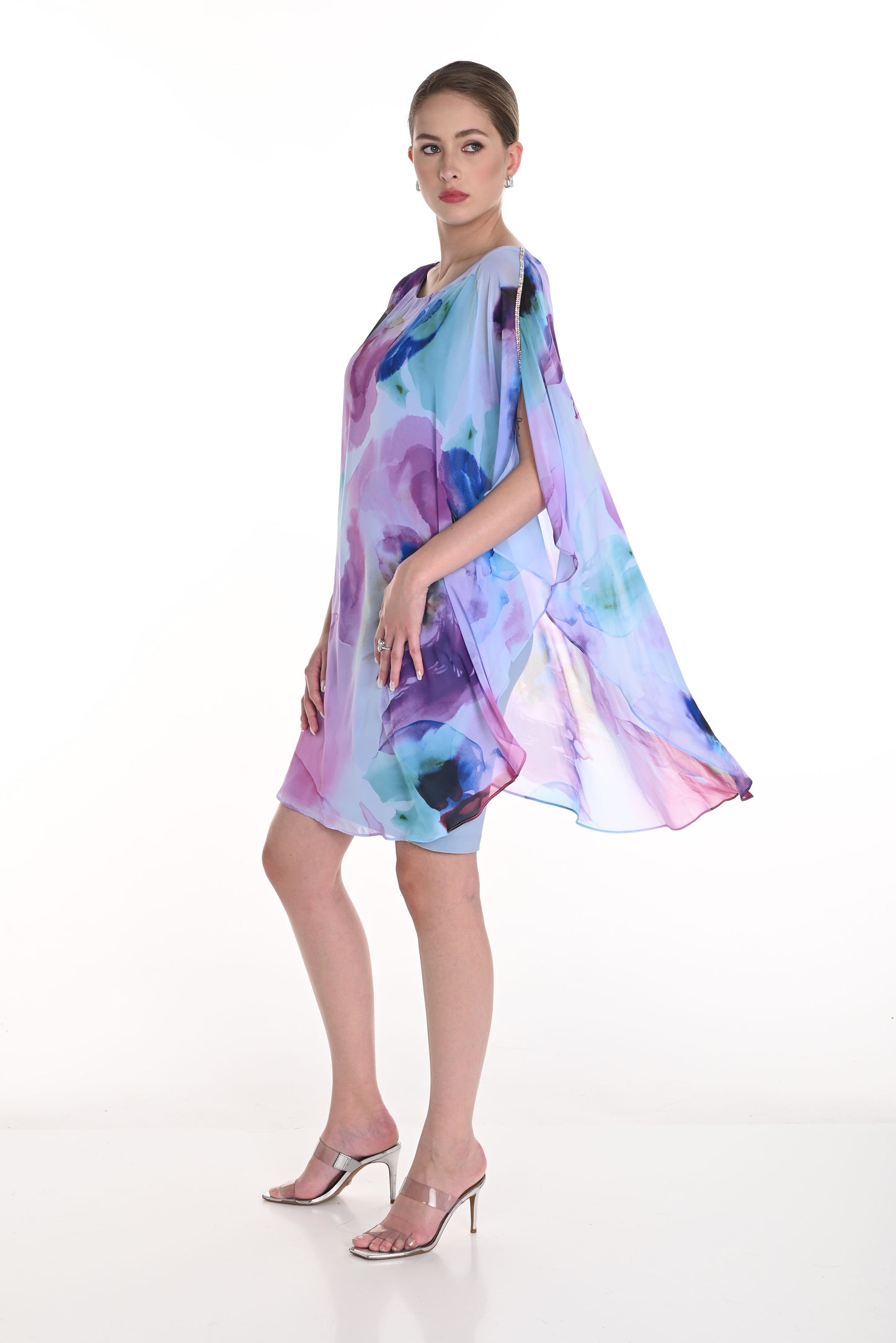 Pearls Boutique - Port Dover Ontario-Frank Lyman Watercolor Dream Dress(Style 258191) – Spring 2025

 – Stunning aqua and purple print for an ethereal, eye-catching look
Chiffon Overlay – Flowy and elegant with a light, airy feel
Peekaboo Sleeve Detail – Adds a touch of sophistication and modern flair
 – Crafted from 100% polyester for all-day wear
– Perfect for brunch, cocktail parties, and special occasions
Proudly Made in Canada – High-quality craftsmanship 