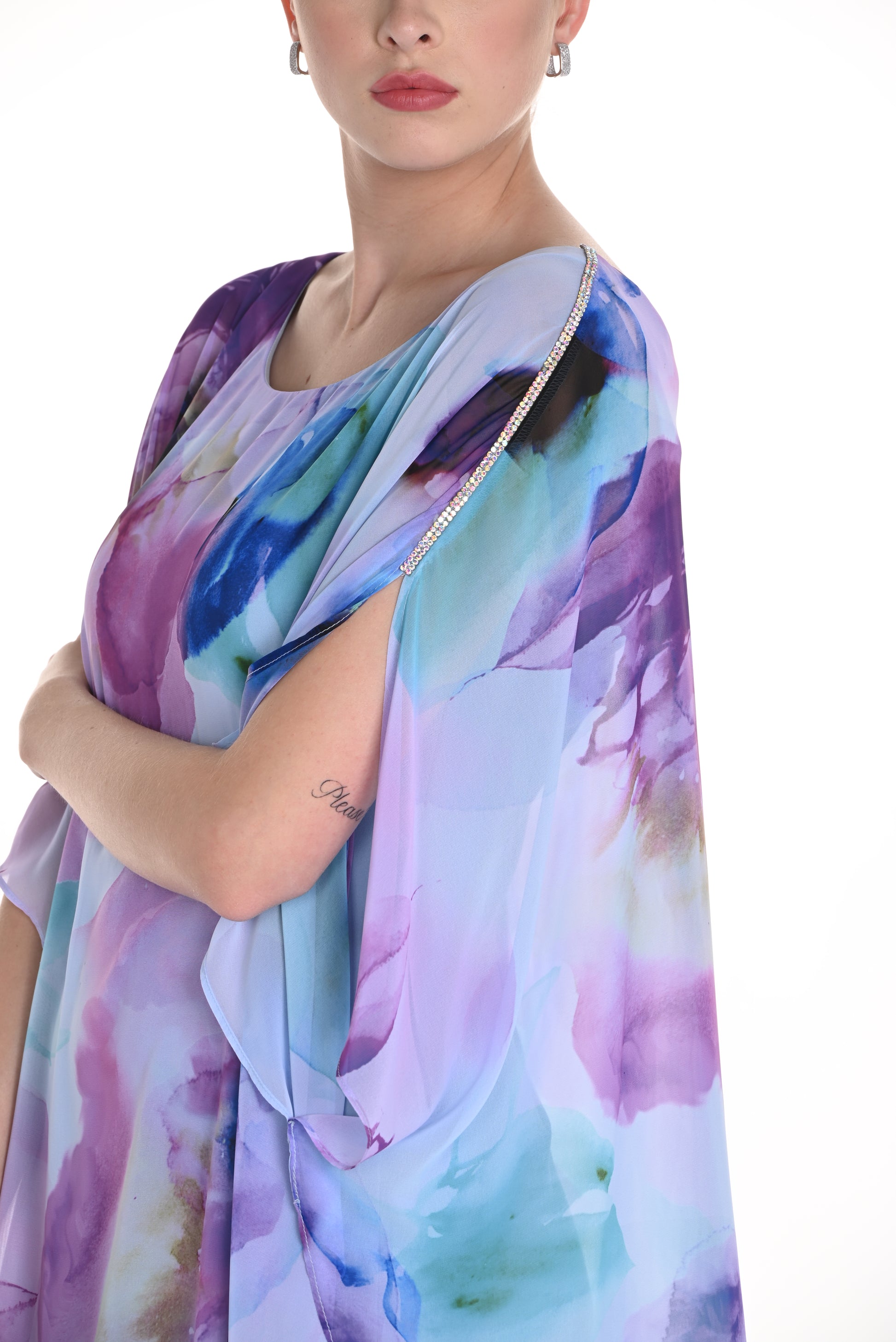 Pearls Boutique - Port Dover Ontario-Frank Lyman Watercolor Dream Dress(Style 258191) – Spring 2025

 – Stunning aqua and purple print for an ethereal, eye-catching look
Chiffon Overlay – Flowy and elegant with a light, airy feel
Peekaboo Sleeve Detail – Adds a touch of sophistication and modern flair
 – Crafted from 100% polyester for all-day wear
– Perfect for brunch, cocktail parties, and special occasions
Proudly Made in Canada – High-quality craftsmanship 