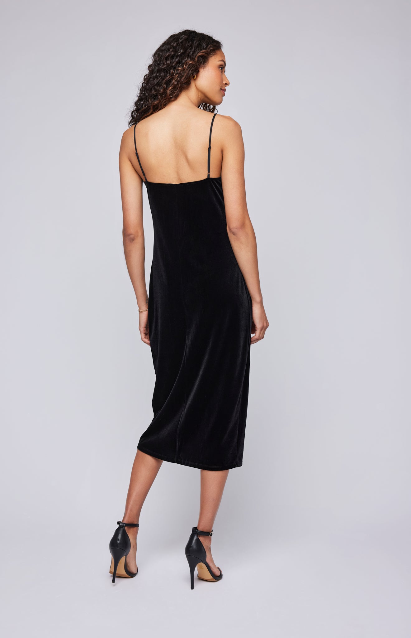 Pearls Boutique - Port Dover Ontario-  Gentle Fawn-Jolene Dress – Holiday Must-Have:

Luxurious soft velvet for a festive touch
Delicate spaghetti straps
Gracefully draped cowl neckline
Flattering, feminine fit
Perfect for holiday parties, evening events, and date nights
Pair with heels for a timeless, sophisticated look
Chic, polished style for the holiday season