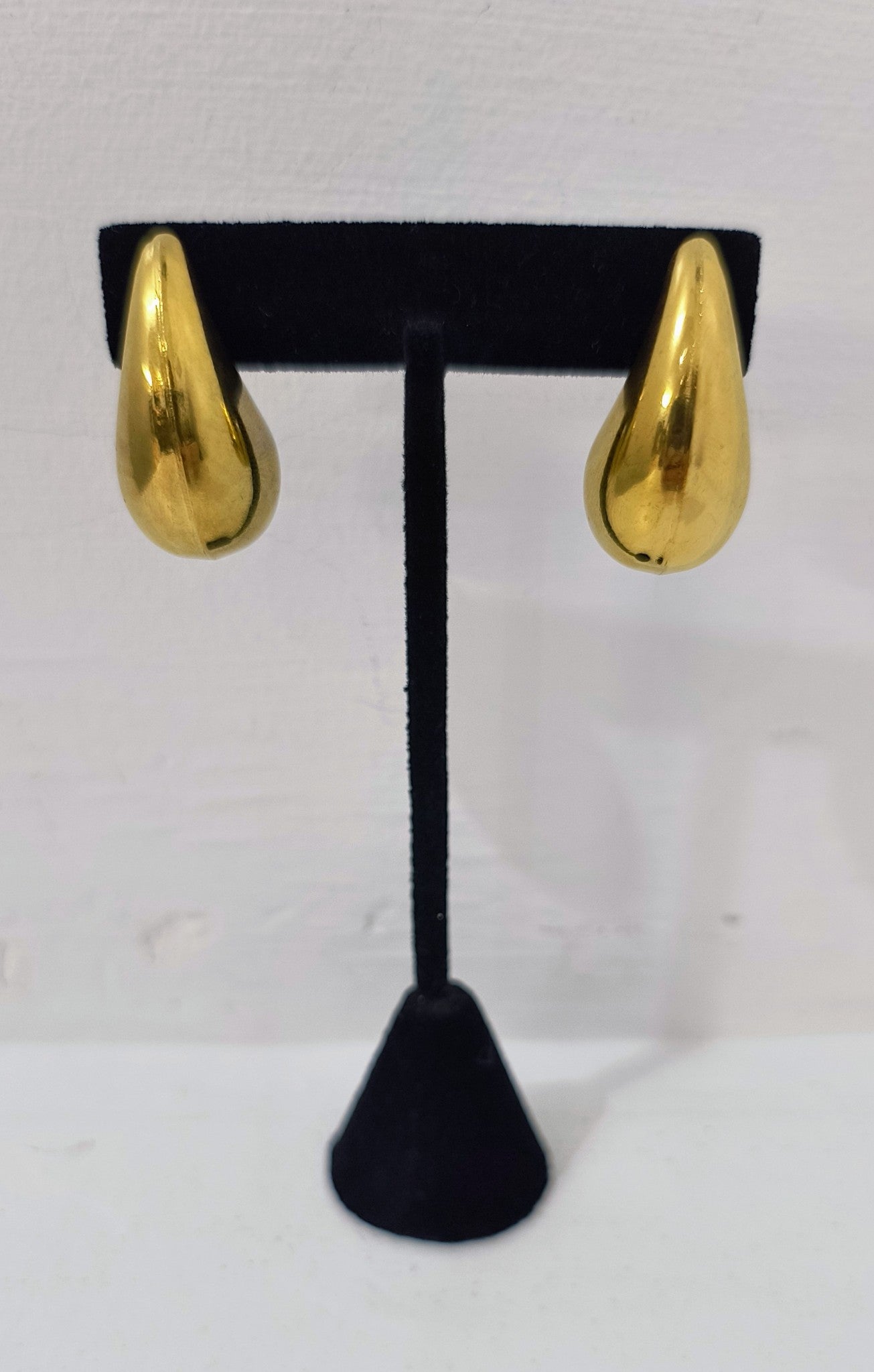 Pearls Boutique - Port Dover Ontario- Gold Puff Teardrop Huggie Hoops -Chunky puff tear drop huggie earrings in gold, featuring a bold and trendy teardrop shape. Perfect for everyday wear, offering a modern and sophisticated style.