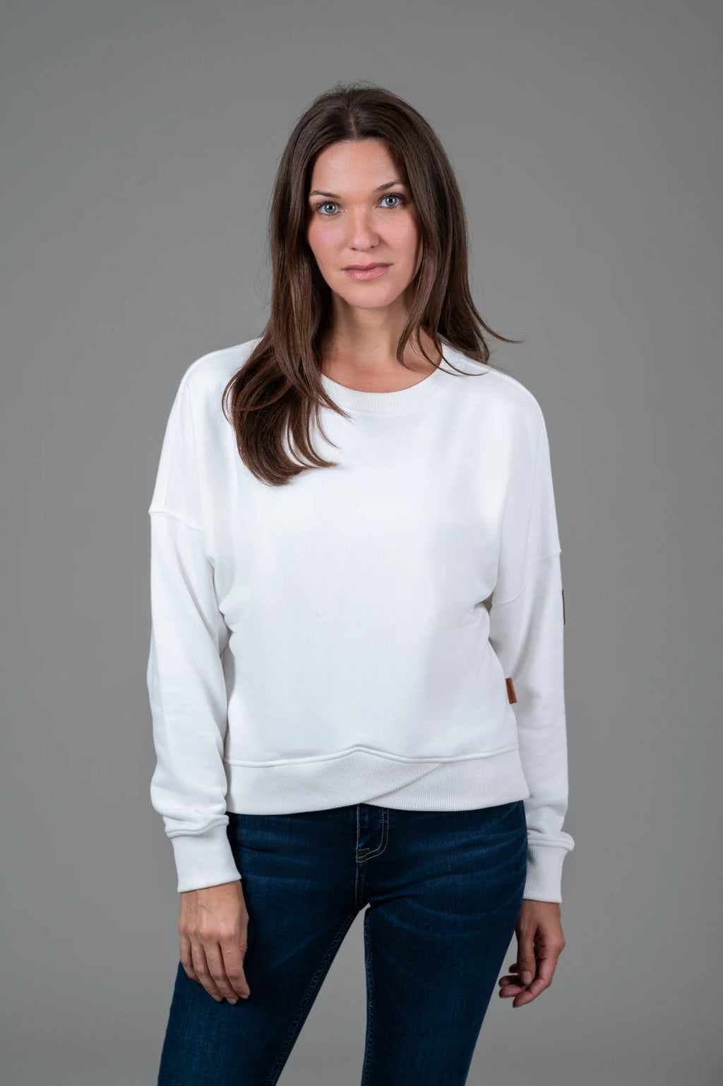 Pearls Boutique| Port Dover Ontario|Wanakome | Erma Ivory Cross Hem Sweatshirt

Cross hem design
Drop shoulder for a relaxed fit
Ribbed cuffs and hem
Wanakome vegan leather patch logo on the sleeve
65% Cotton, 35% Polyester