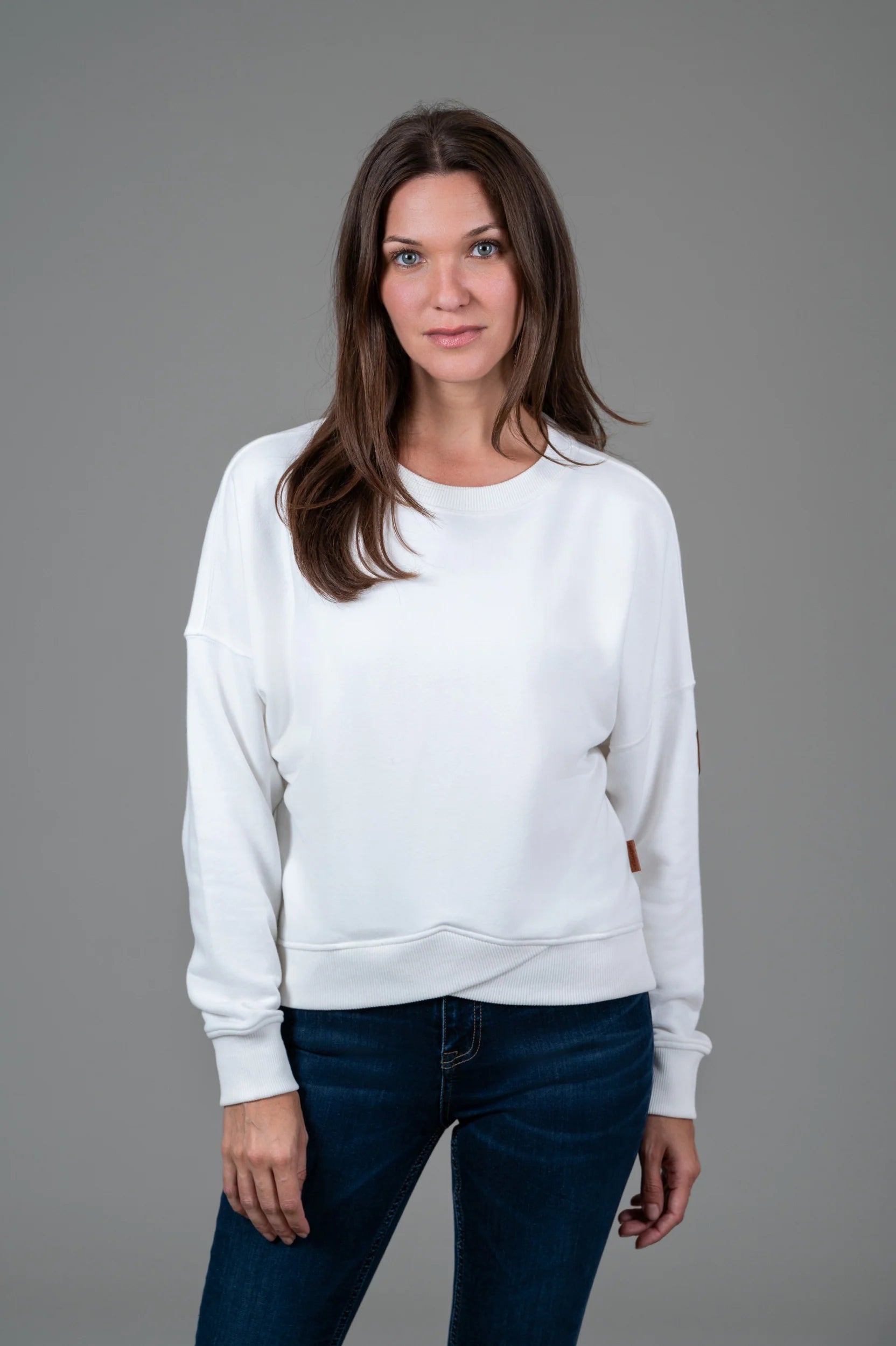 Pearls Boutique| Port Dover Ontario|Wanakome | Erma Ivory Cross Hem Sweatshirt

Cross hem design
Drop shoulder for a relaxed fit
Ribbed cuffs and hem
Wanakome vegan leather patch logo on the sleeve
65% Cotton, 35% Polyester