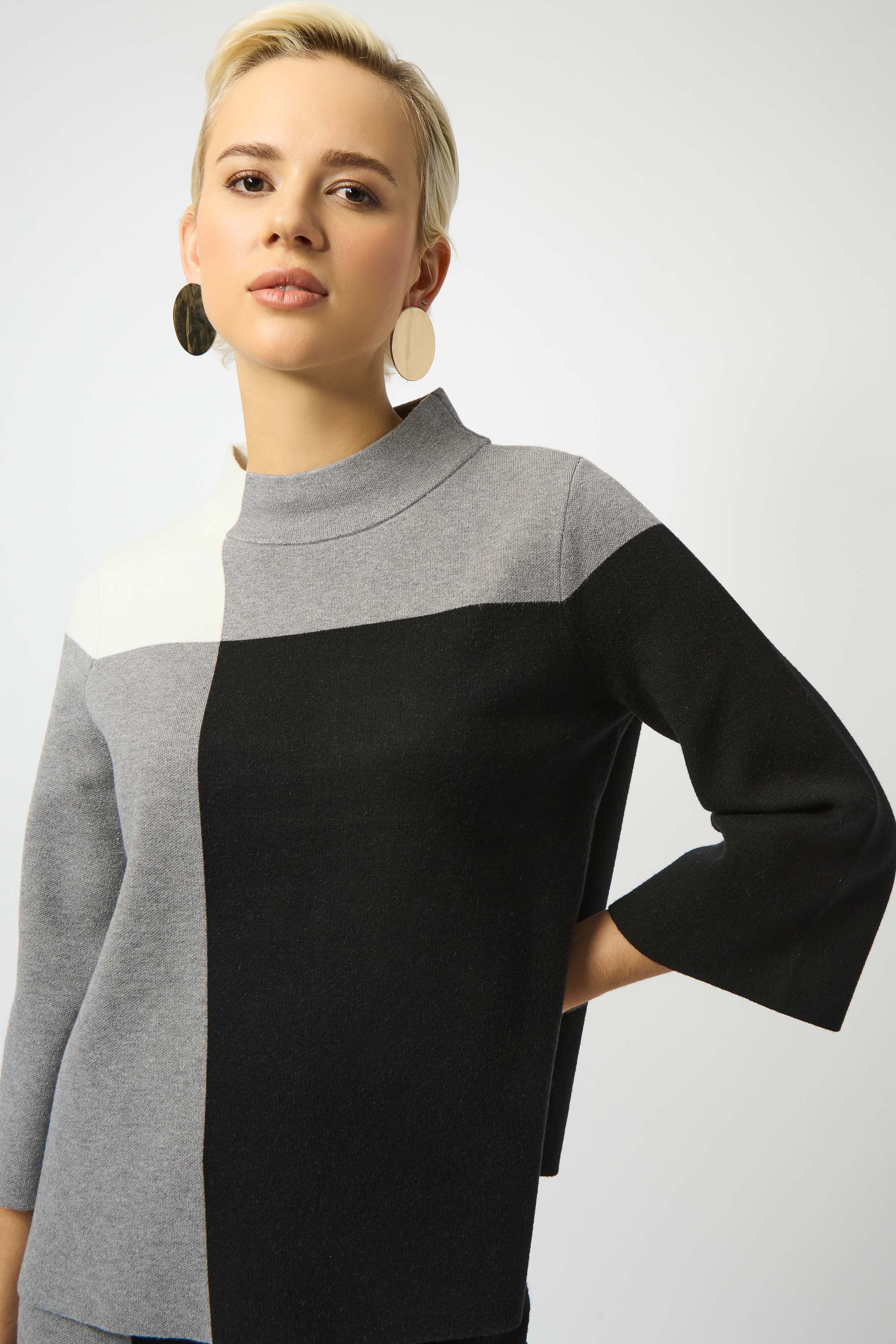 Pearls Boutique | Joseph Ribkoff Jacquard Sweater | Colour Block Pullover colour Black/white/grey.
Soft jacquard sweater knit with rich texture and drape
Statement colour-block print for a modern, artistic edge
Classic crew neckline for timeless appeal
Three-quarter straight sleeves for an elegant, everyday fit