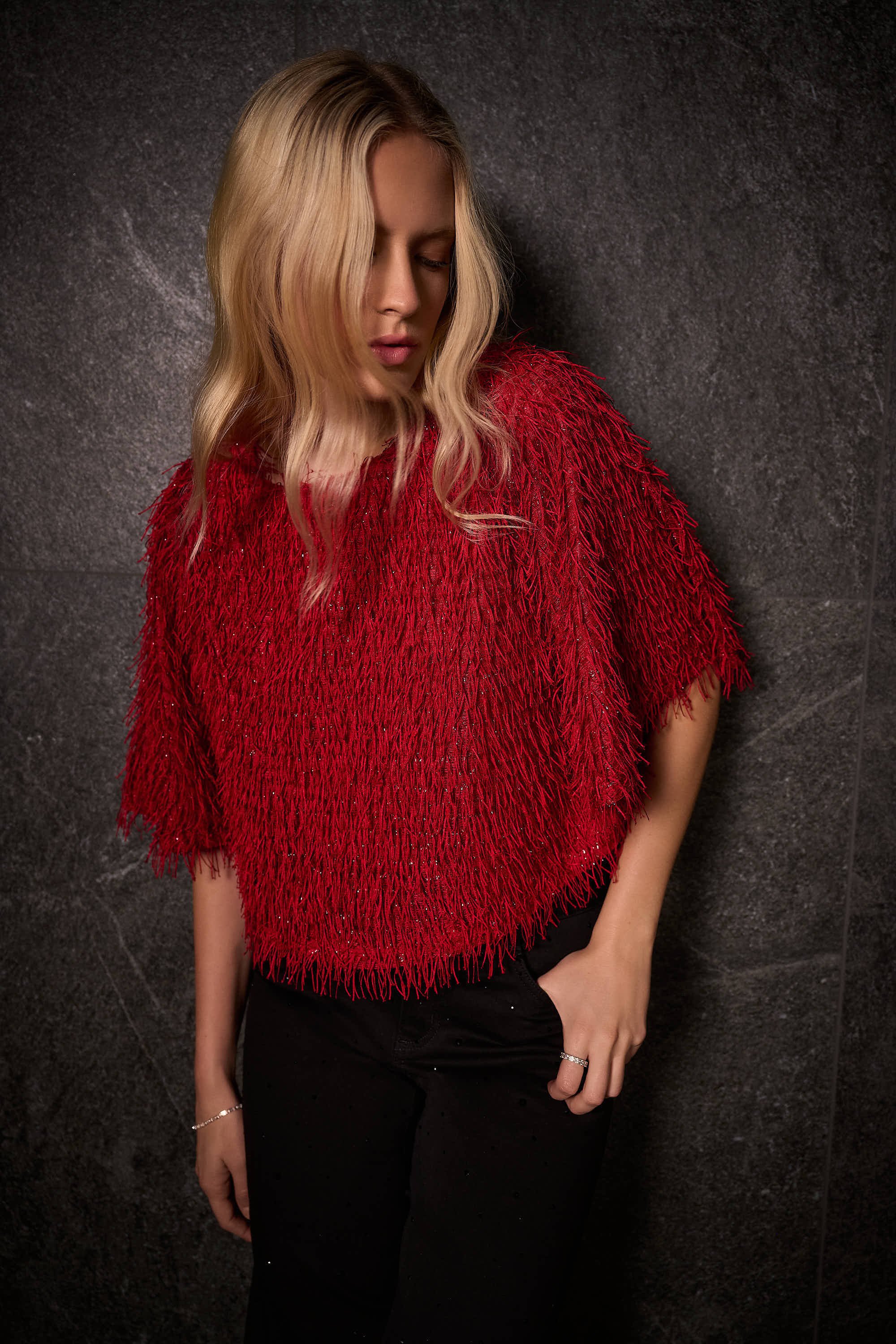 Pearls Boutique| Port Dover Ontario| Joseph Ribkoff | novelty fringe boxy crop top | Colour Red.
Unique fringe knit fabric for eye-catching texture

Boxy crop silhouette for a contemporary edge

Long bell sleeves that add volume and drama

Lightweight and unlined for breathable comfort
