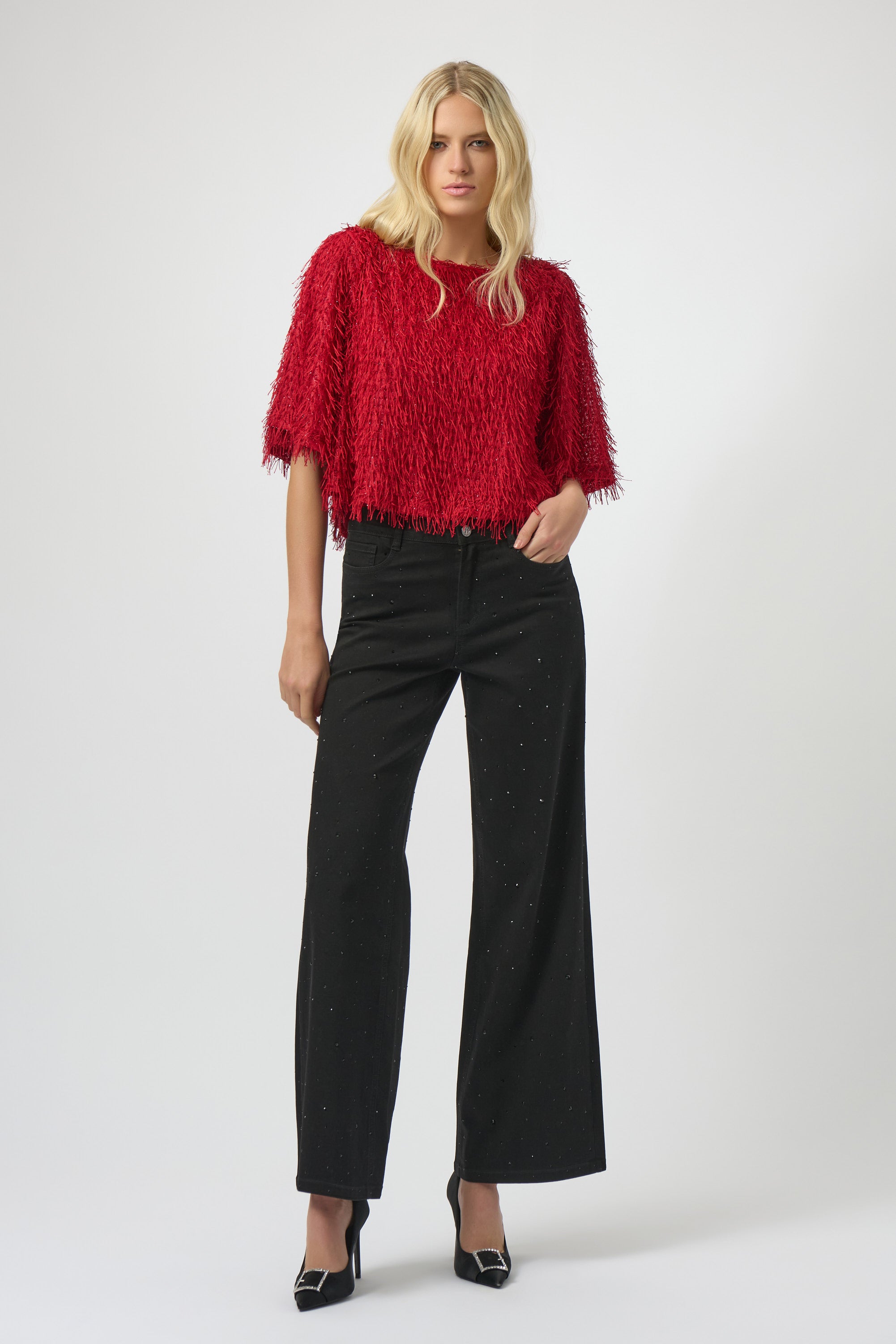 Pearls Boutique| Port Dover Ontario| Joseph Ribkoff | novelty fringe boxy crop top | Colour Red.
Unique fringe knit fabric for eye-catching texture

Boxy crop silhouette for a contemporary edge

Long bell sleeves that add volume and drama

Lightweight and unlined for breathable comfort
