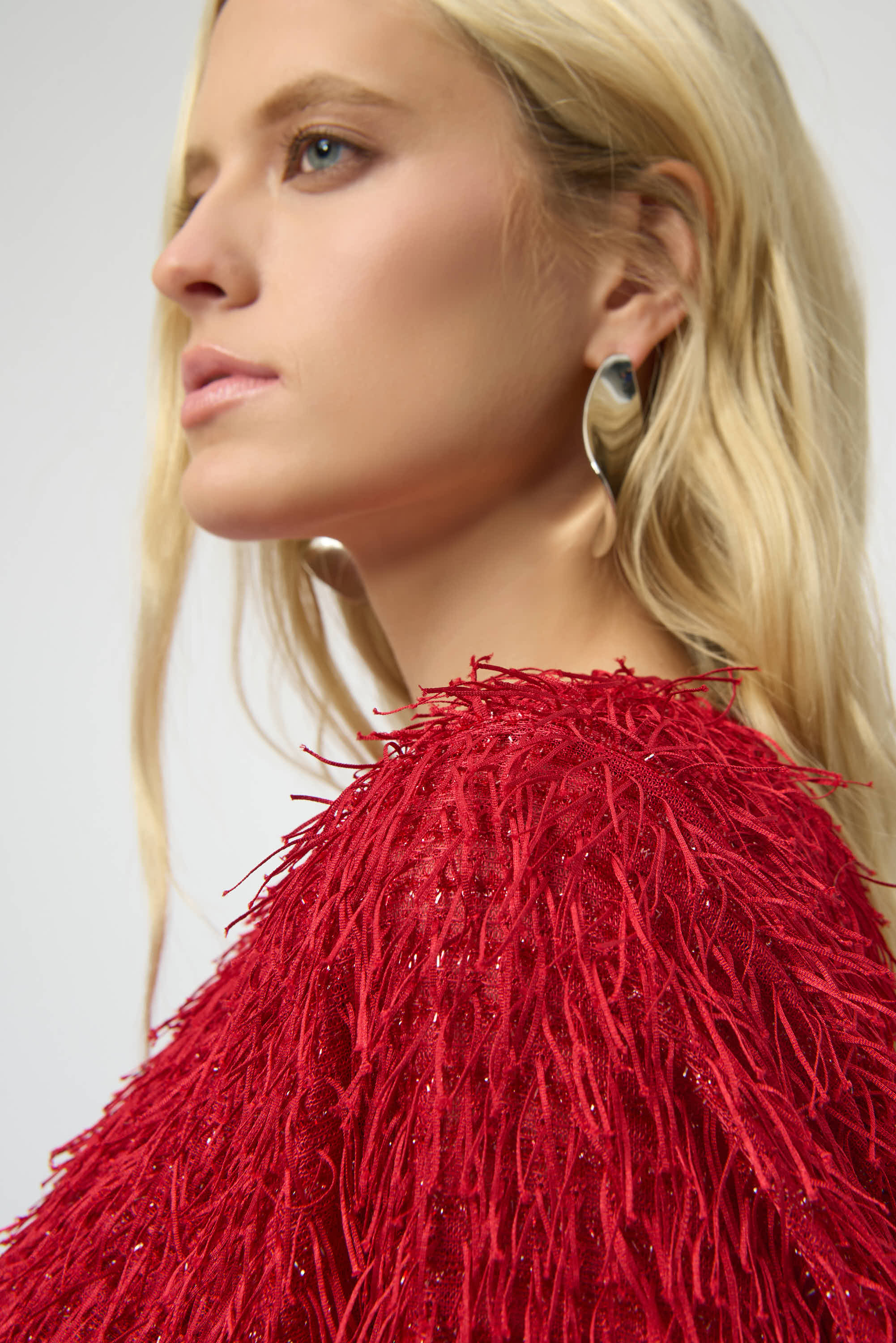 Pearls Boutique| Port Dover Ontario| Joseph Ribkoff | novelty fringe boxy crop top | Colour Red.
Unique fringe knit fabric for eye-catching texture

Boxy crop silhouette for a contemporary edge

Long bell sleeves that add volume and drama

Lightweight and unlined for breathable comfort
