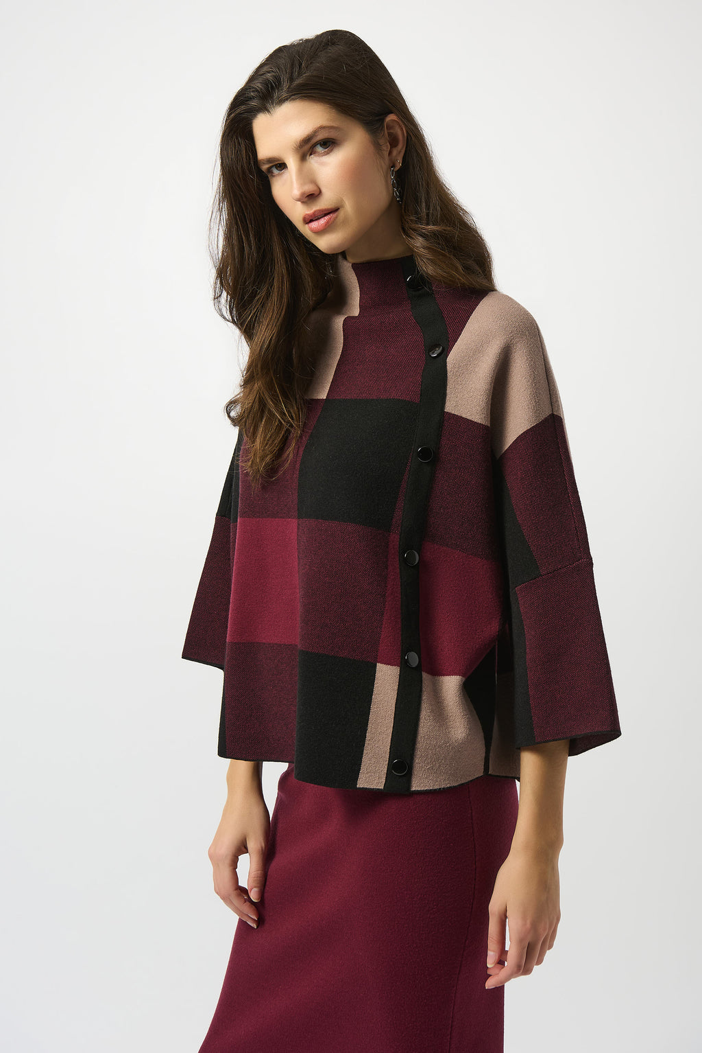 Pearls Boutique | Port Dover Ontario |Plaid Jacquard Sweater Knit Top | 243948F25-4440 colour merlot/multi. Three-tone plaid print that captures attention
Funnel neckline with side button detailing for a touch of refinement
Three-quarter bell sleeves with an effortless drape
Relaxed fit for all-day comfort and style
Crafted in a luxe jacquard sweater knit texture
