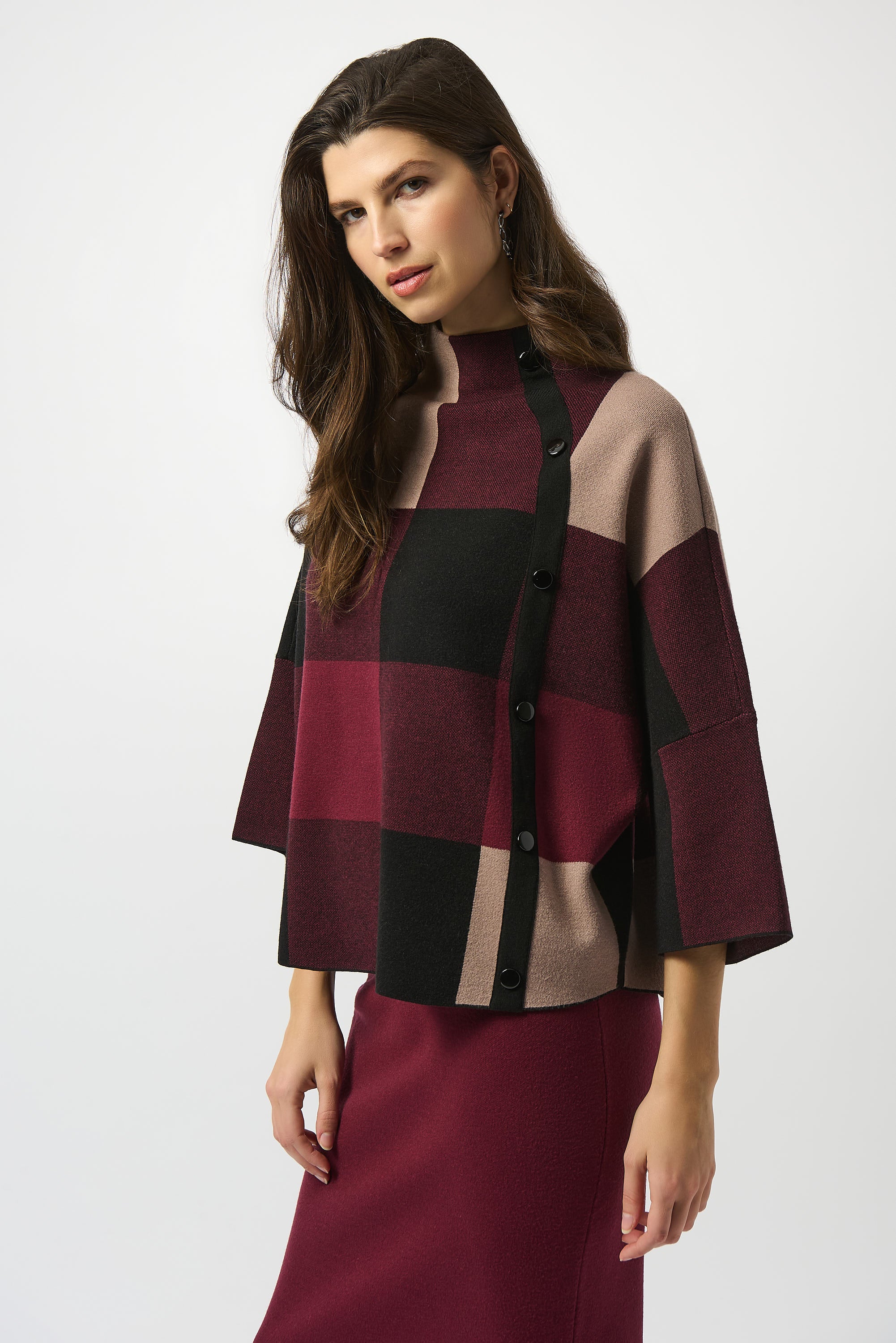 Pearls Boutique | Port Dover Ontario |Plaid Jacquard Sweater Knit Top | 243948F25-4440 colour merlot/multi. Three-tone plaid print that captures attention
Funnel neckline with side button detailing for a touch of refinement
Three-quarter bell sleeves with an effortless drape
Relaxed fit for all-day comfort and style
Crafted in a luxe jacquard sweater knit texture