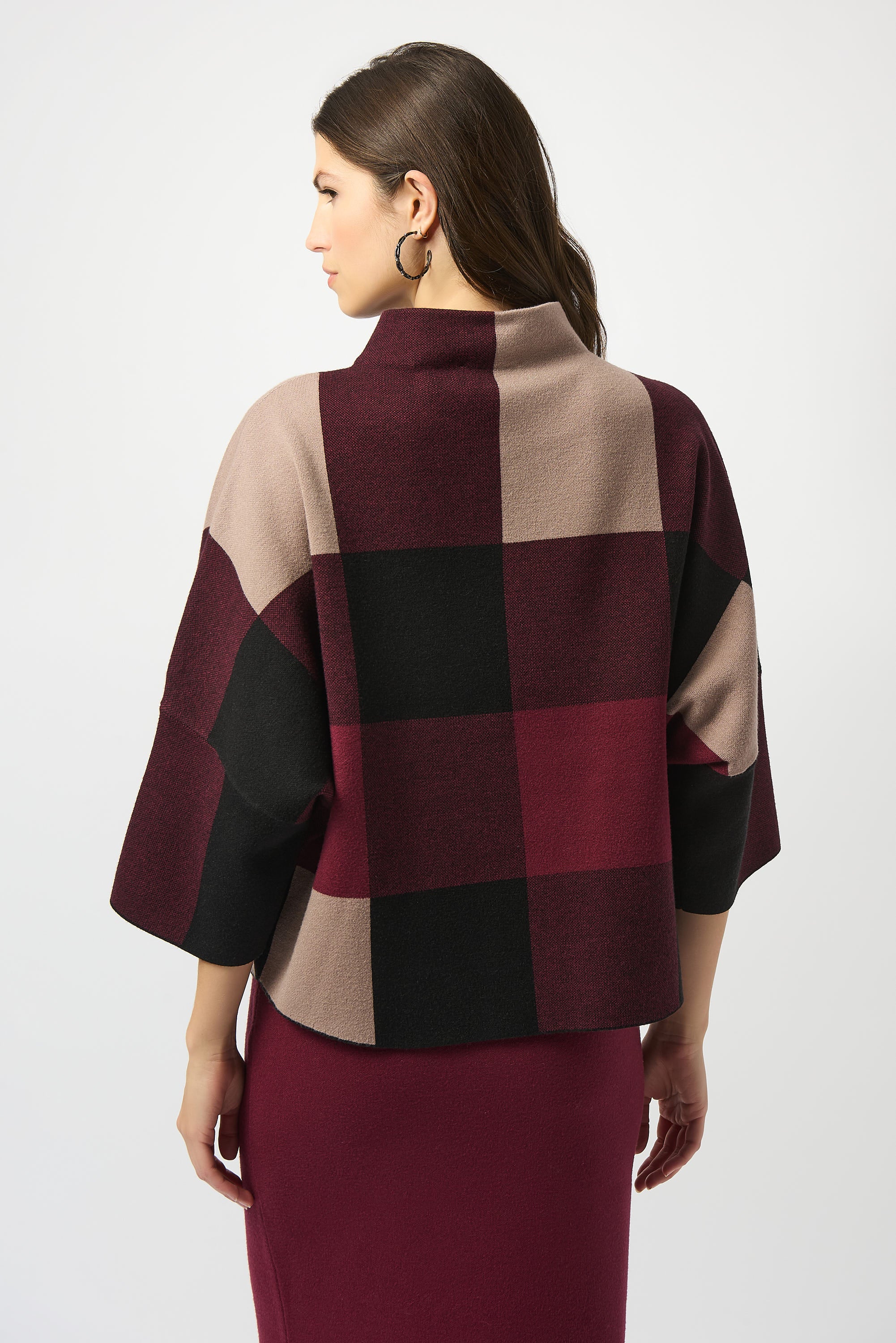Pearls Boutique | Port Dover Ontario |Plaid Jacquard Sweater Knit Top | 243948F25-4440 colour merlot/multi. Three-tone plaid print that captures attention
Funnel neckline with side button detailing for a touch of refinement
Three-quarter bell sleeves with an effortless drape
Relaxed fit for all-day comfort and style
Crafted in a luxe jacquard sweater knit texture
