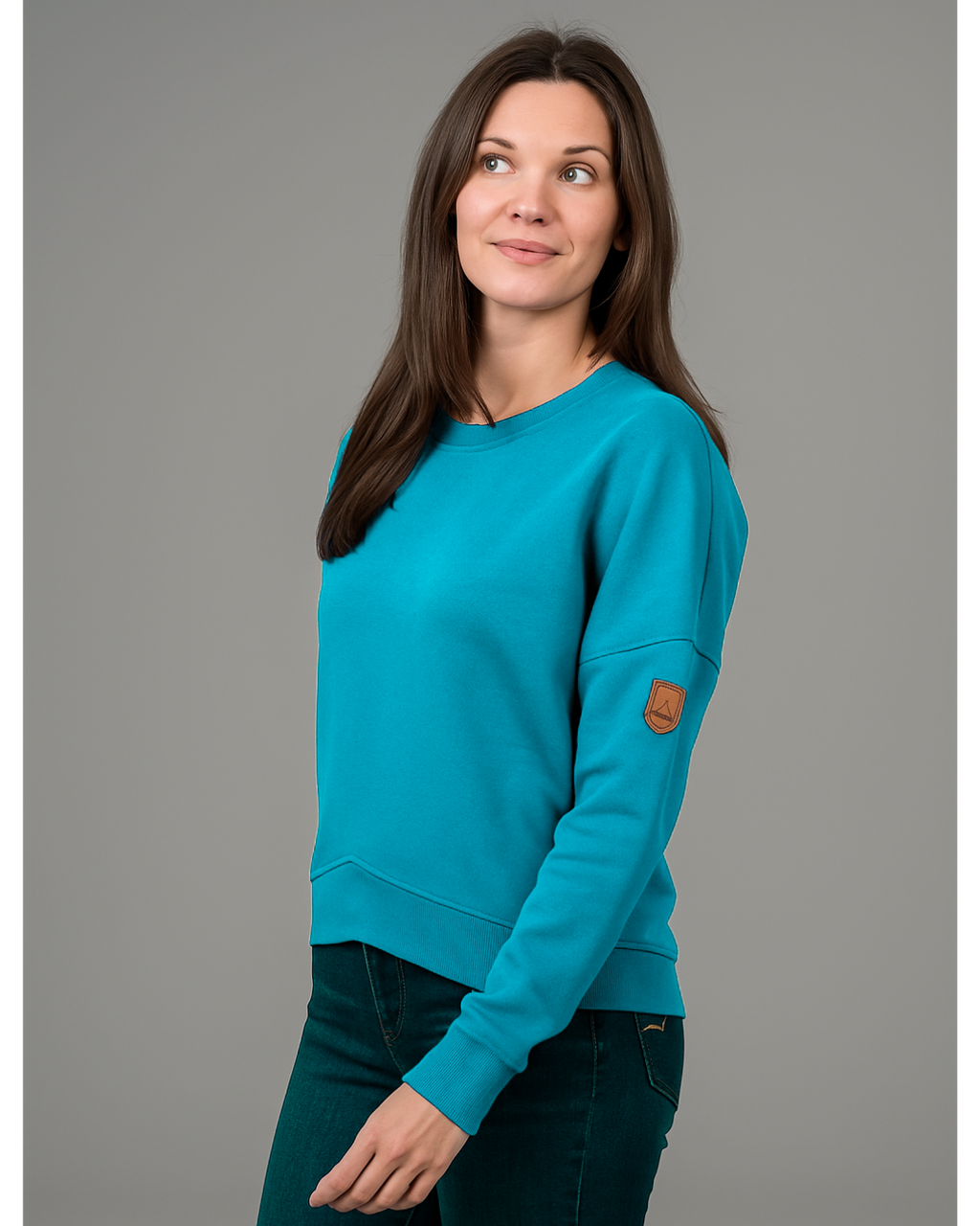 Pearls Boutique| Port Dover Ontario|Wanakome | Erma  Lagoon Blue Cross Hem Sweatshirt

Cross hem design
Drop shoulder for a relaxed fit
Ribbed cuffs and hem
Wanakome vegan leather patch logo on the sleeve
65% Cotton, 35% Polyester