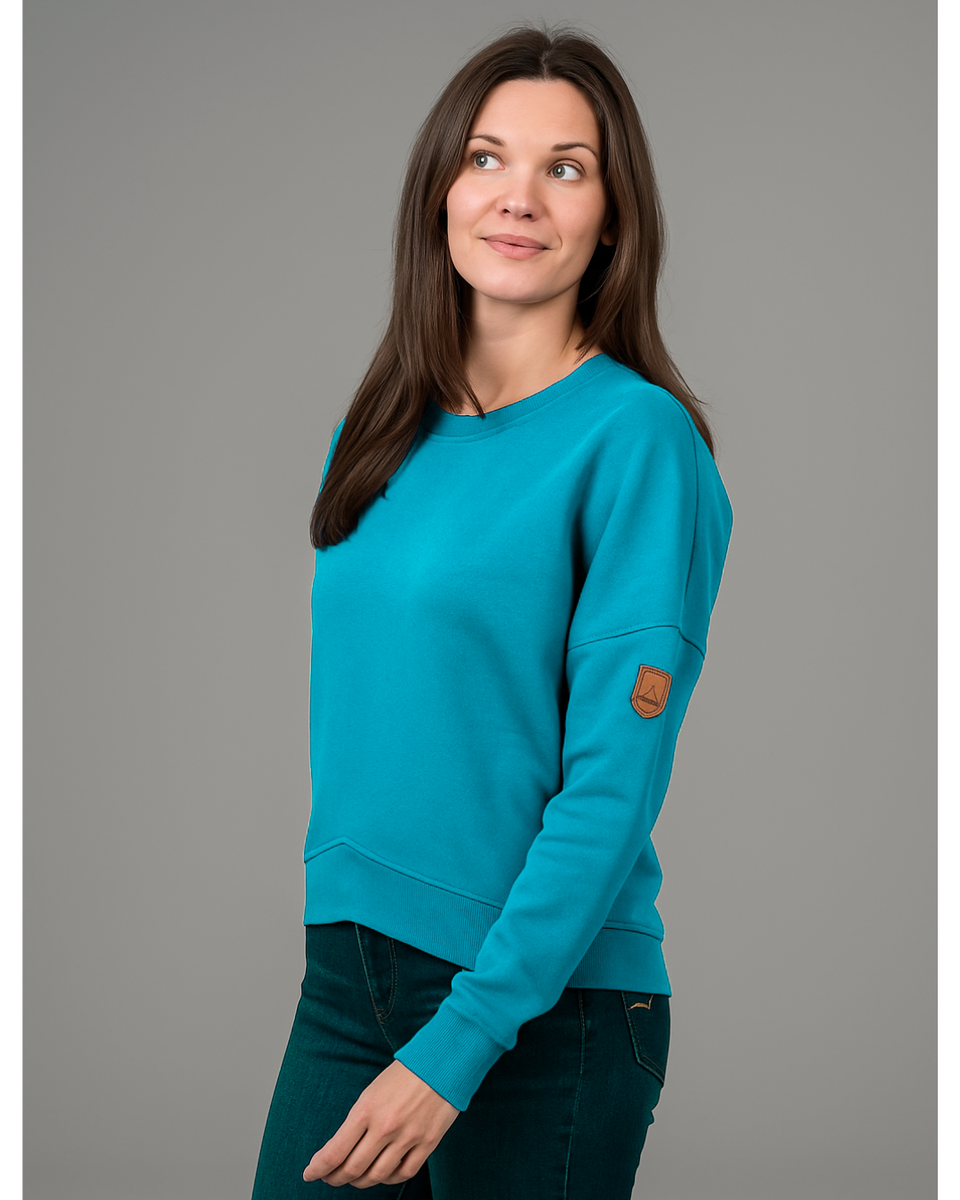 Pearls Boutique| Port Dover Ontario|Wanakome | Erma  Lagoon Blue Cross Hem Sweatshirt

Cross hem design
Drop shoulder for a relaxed fit
Ribbed cuffs and hem
Wanakome vegan leather patch logo on the sleeve
65% Cotton, 35% Polyester
