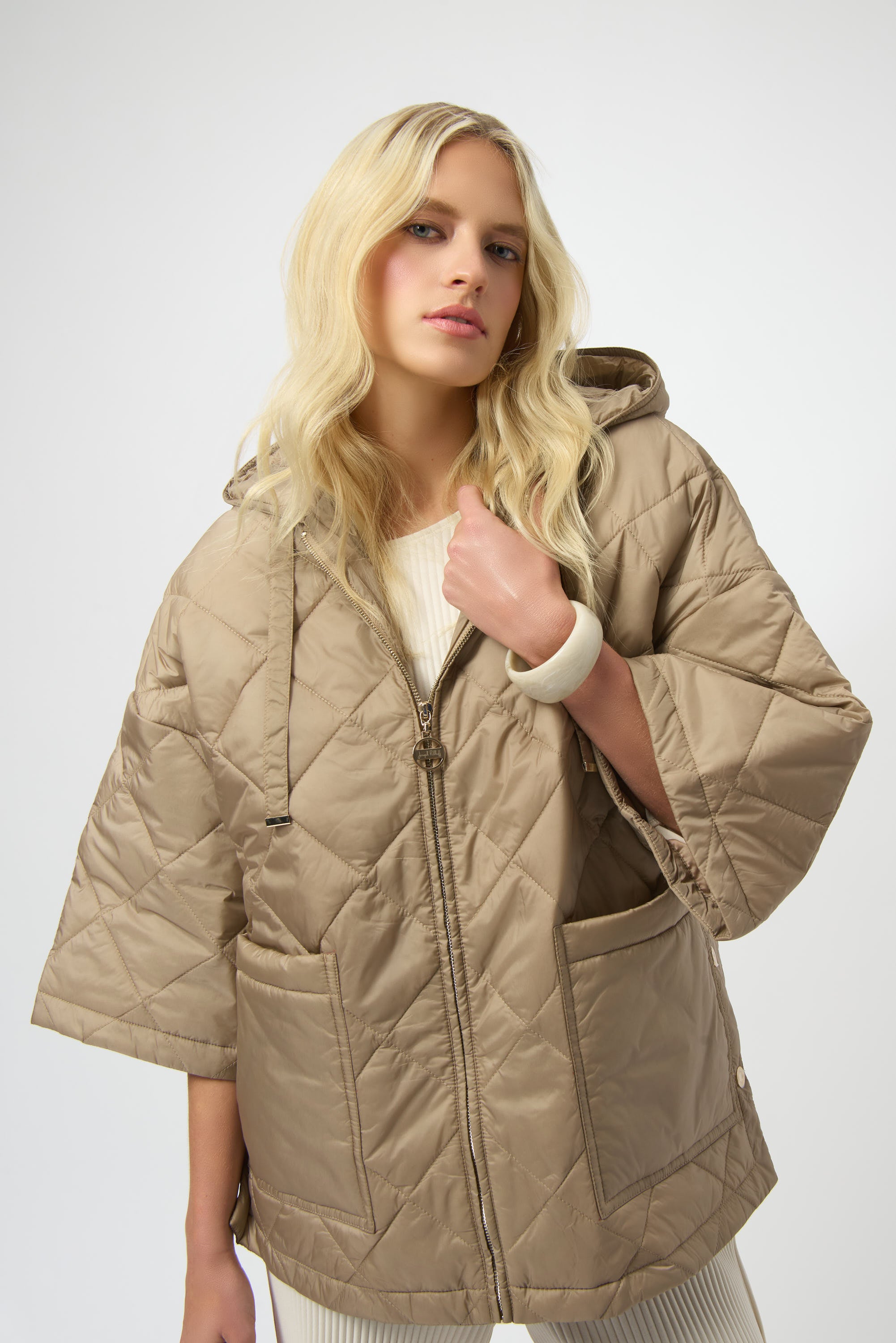 Pearls Boutique-Port Dover Ontario-Joseph Ribkoff | Woven Diamond Quilt Hooded Jacket-colour Gold

Showcasing a woven diamond pattern and elegant flared sleeves, this hooded quilted jacket brings sophistication to cooler days. Designed for both style and function, it’s finished with a zip-front closure, patch pockets, and side vents for ease of movement.




100% Nylon
Woven fabric
Diamond print
Hooded
Crewneck
Three-quarter kimono sleeves
Zip front closure
Patch pockets
Side vents
Lined